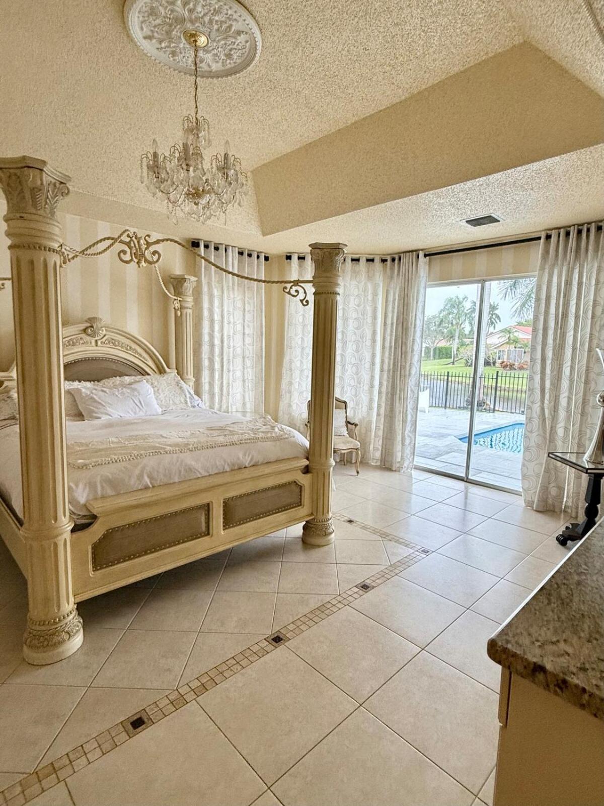 Lux 4 bedroom home on lake with pool!