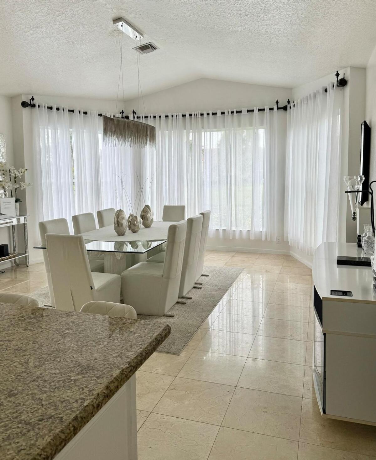 Lux 4 bedroom home on lake with pool!