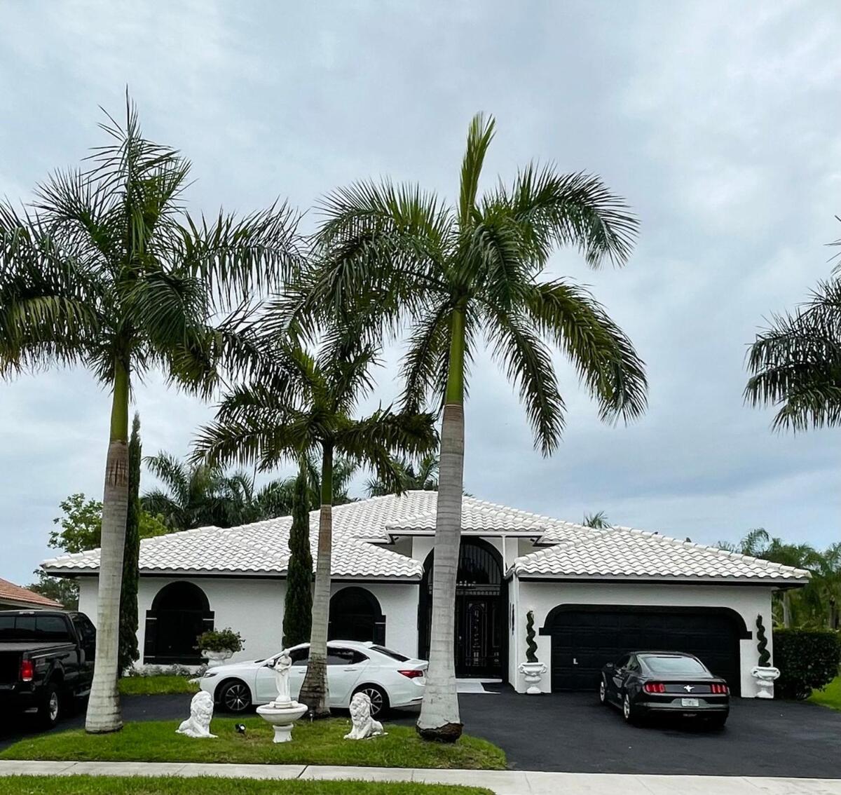 Lux 4 bedroom home on lake with pool!