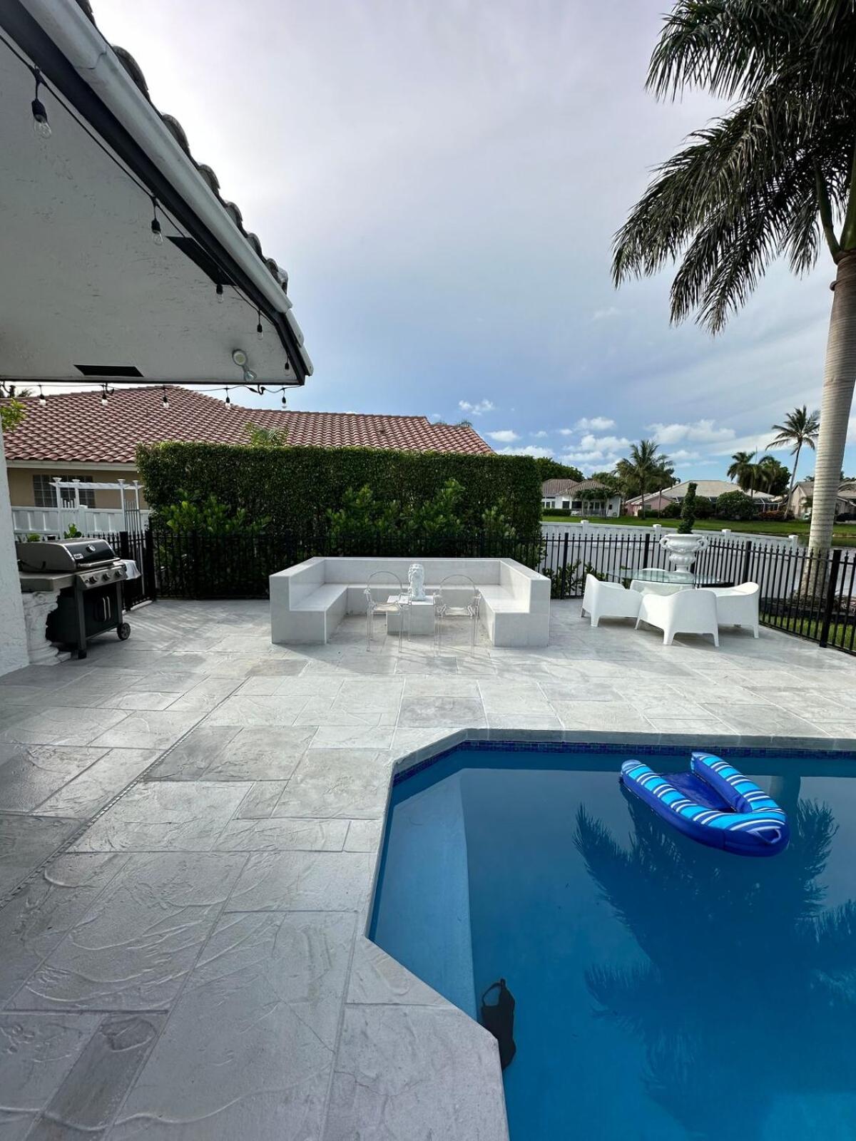 Lux 4 bedroom home on lake with pool!