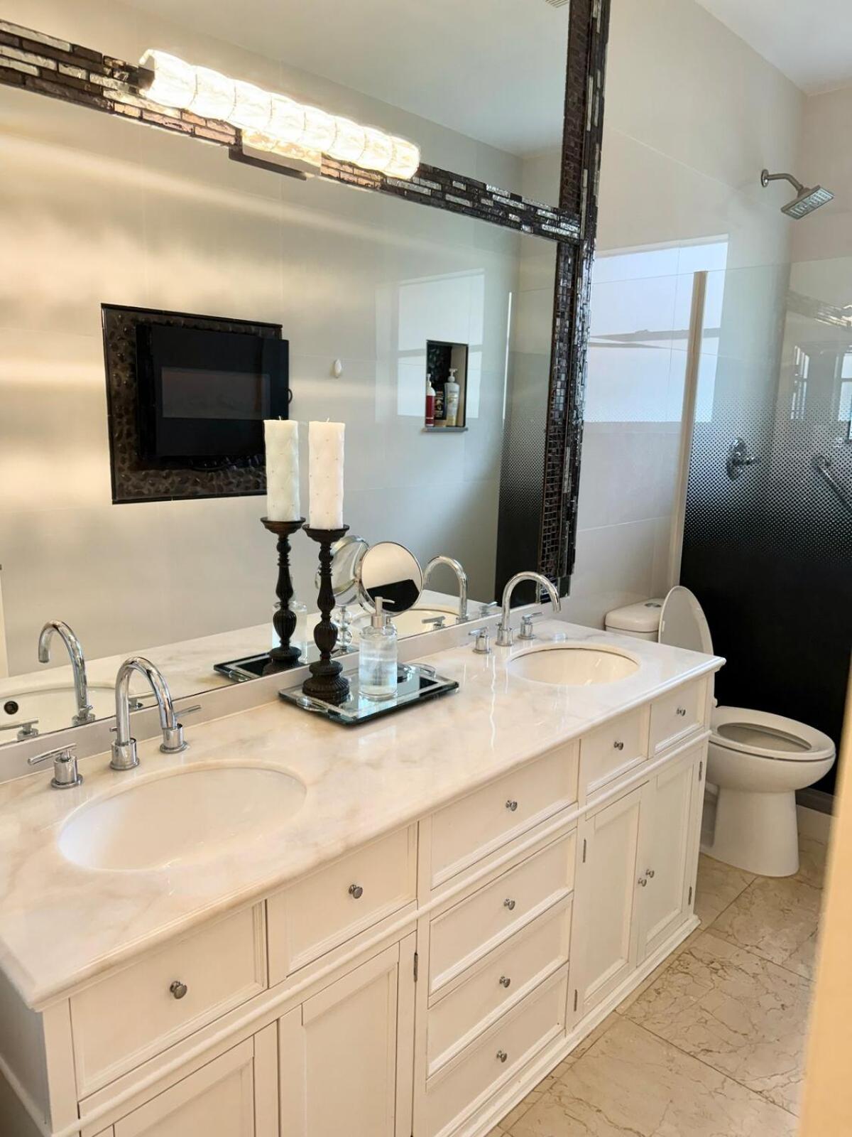 Lux 4 bedroom home on lake with pool!
