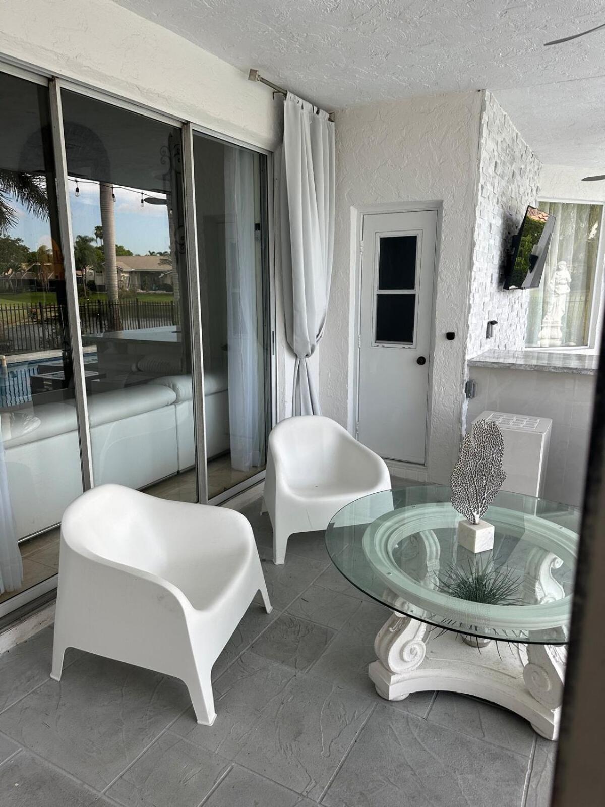 Lux 4 bedroom home on lake with pool!