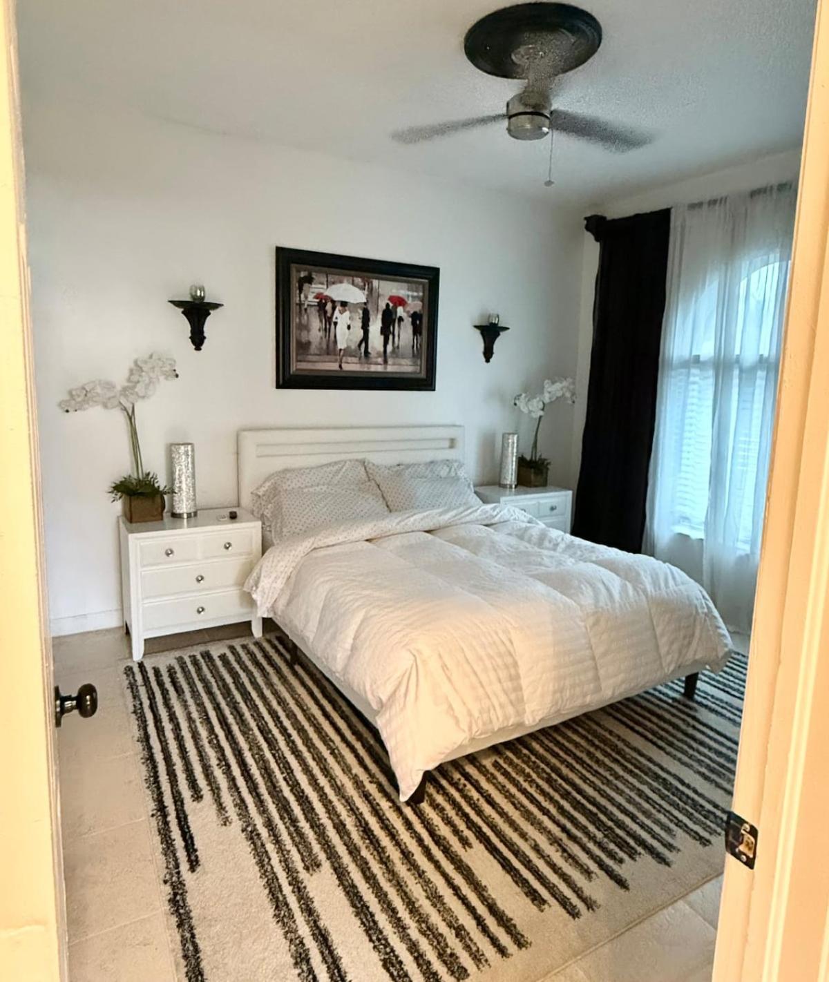 Lux 4 bedroom home on lake with pool!