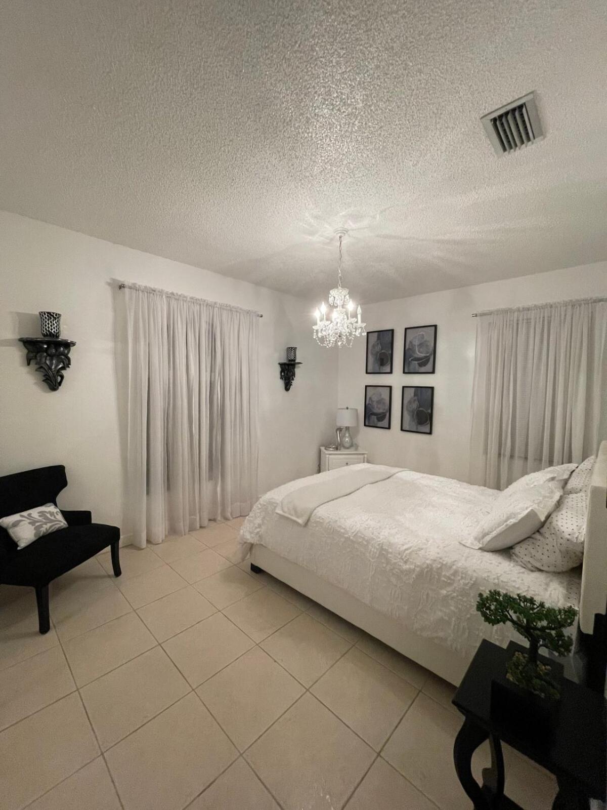 Lux 4 bedroom home on lake with pool!
