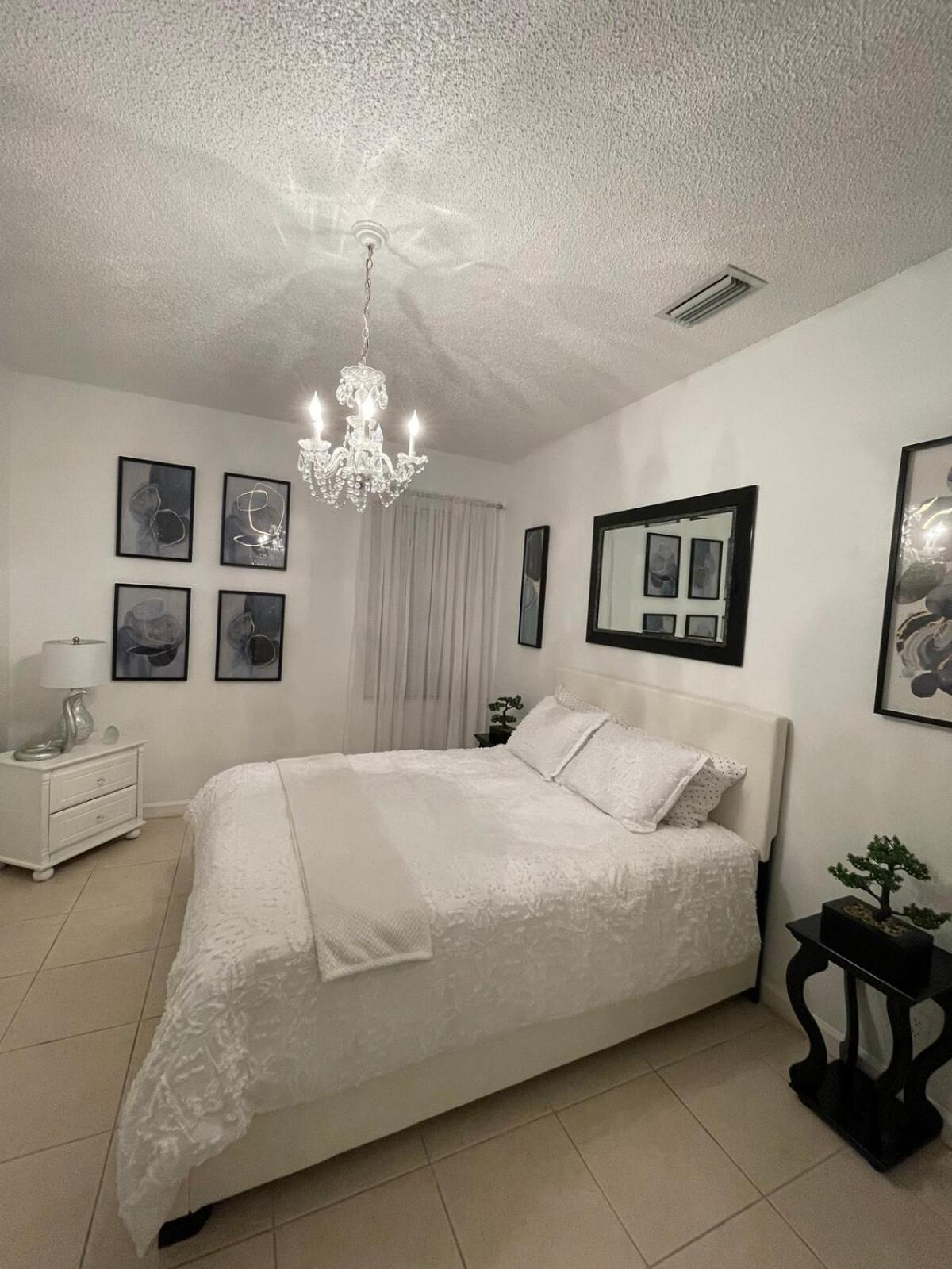 Lux 4 bedroom home on lake with pool!