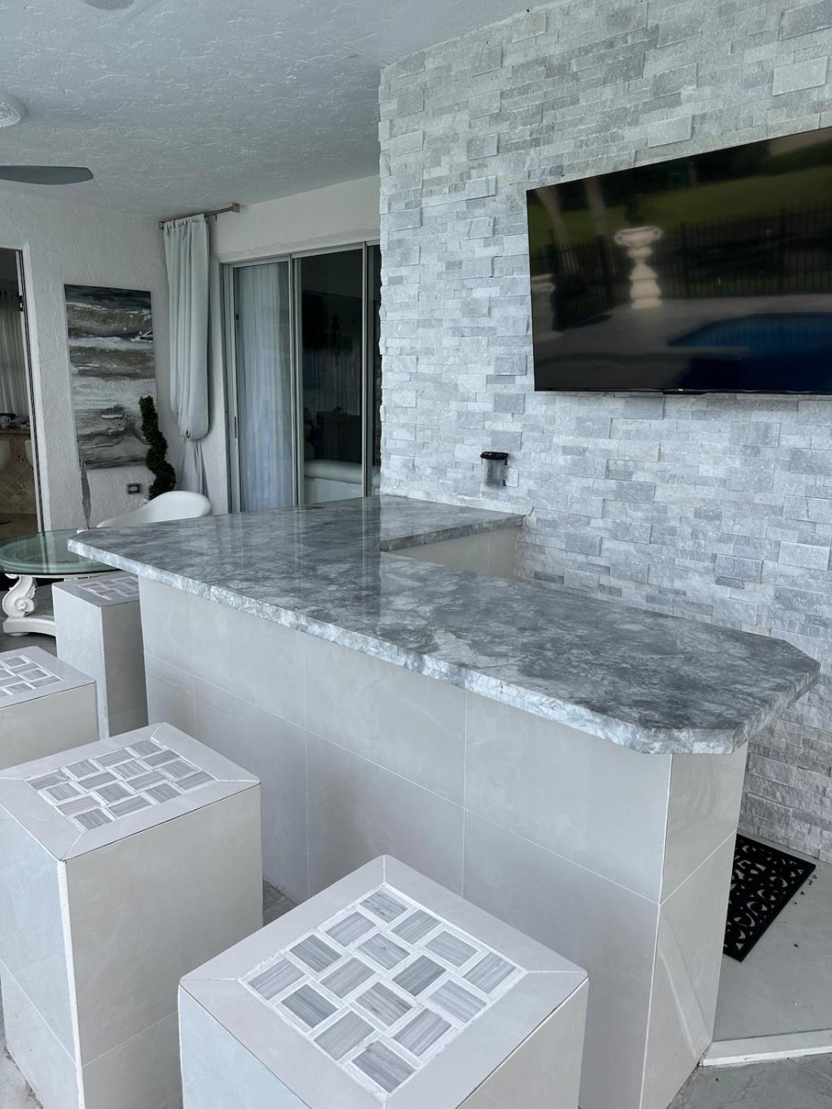Lux 4 bedroom home on lake with pool!