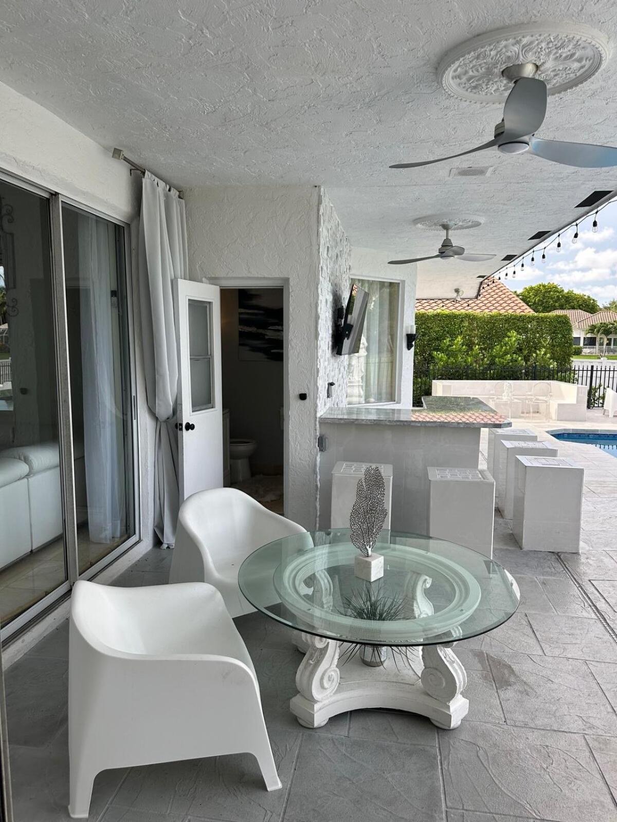 Lux 4 bedroom home on lake with pool!