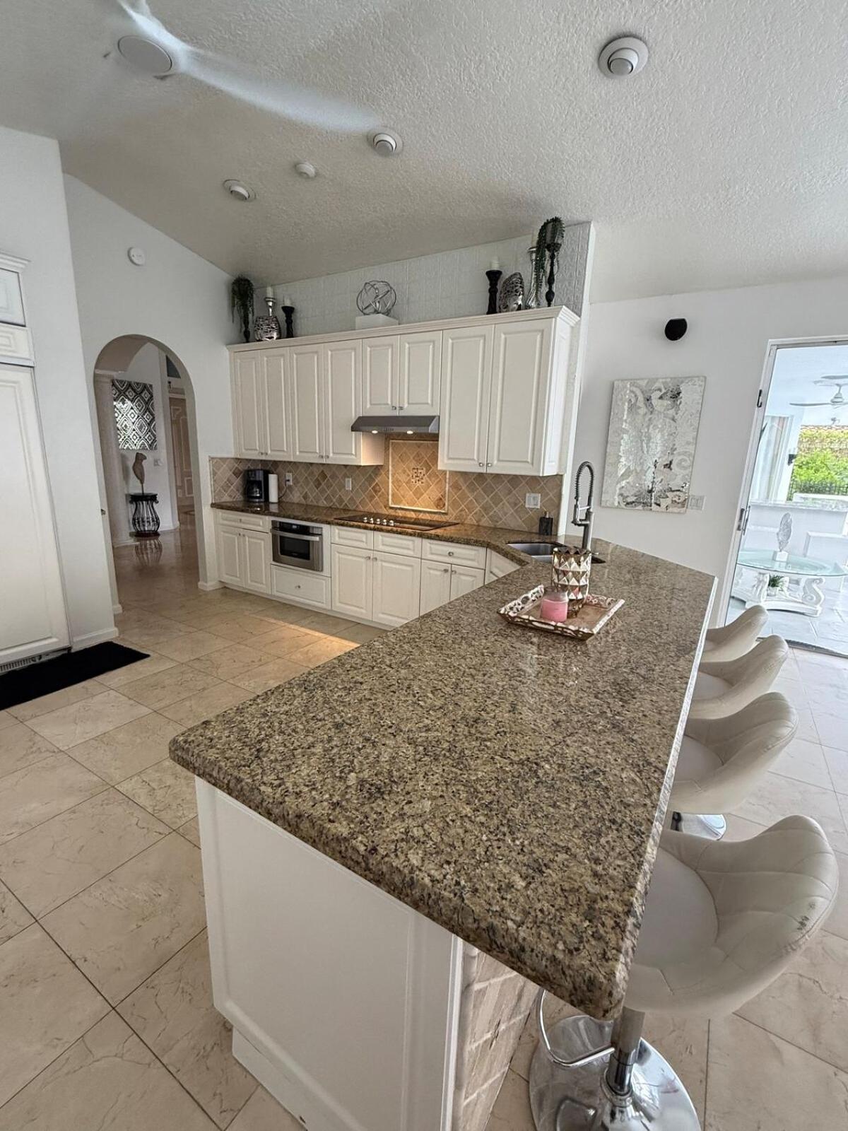 Lux 4 bedroom home on lake with pool!