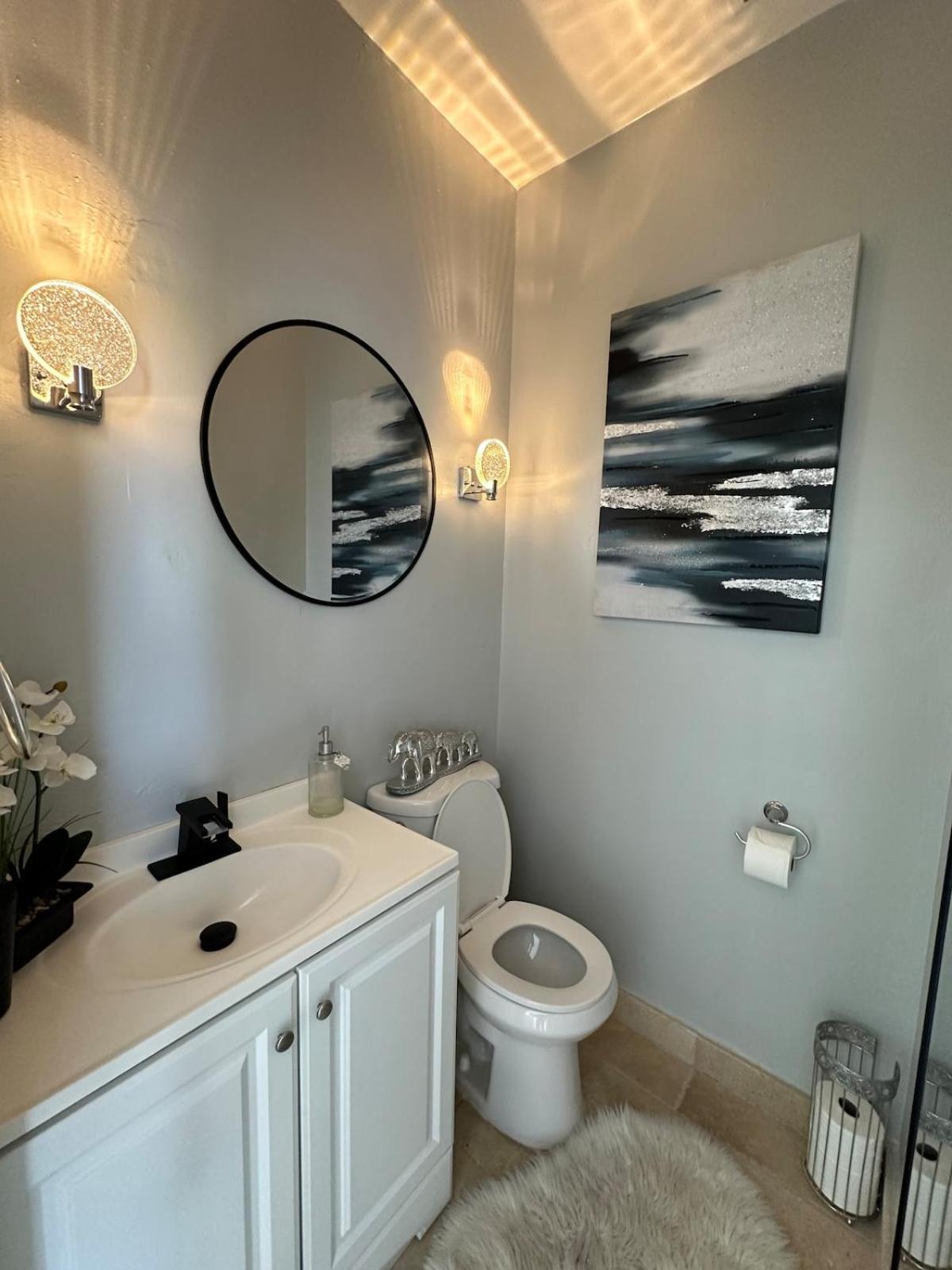 Lux 4 bedroom home on lake with pool!