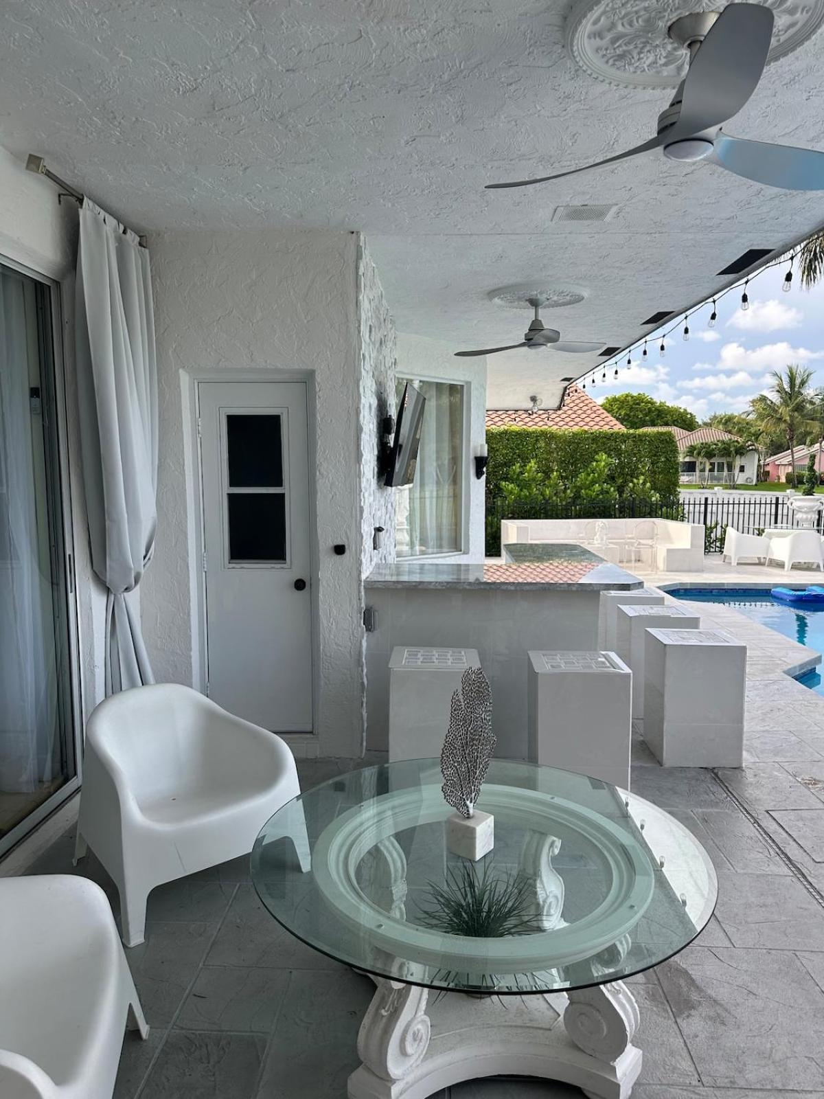 Lux 4 bedroom home on lake with pool!