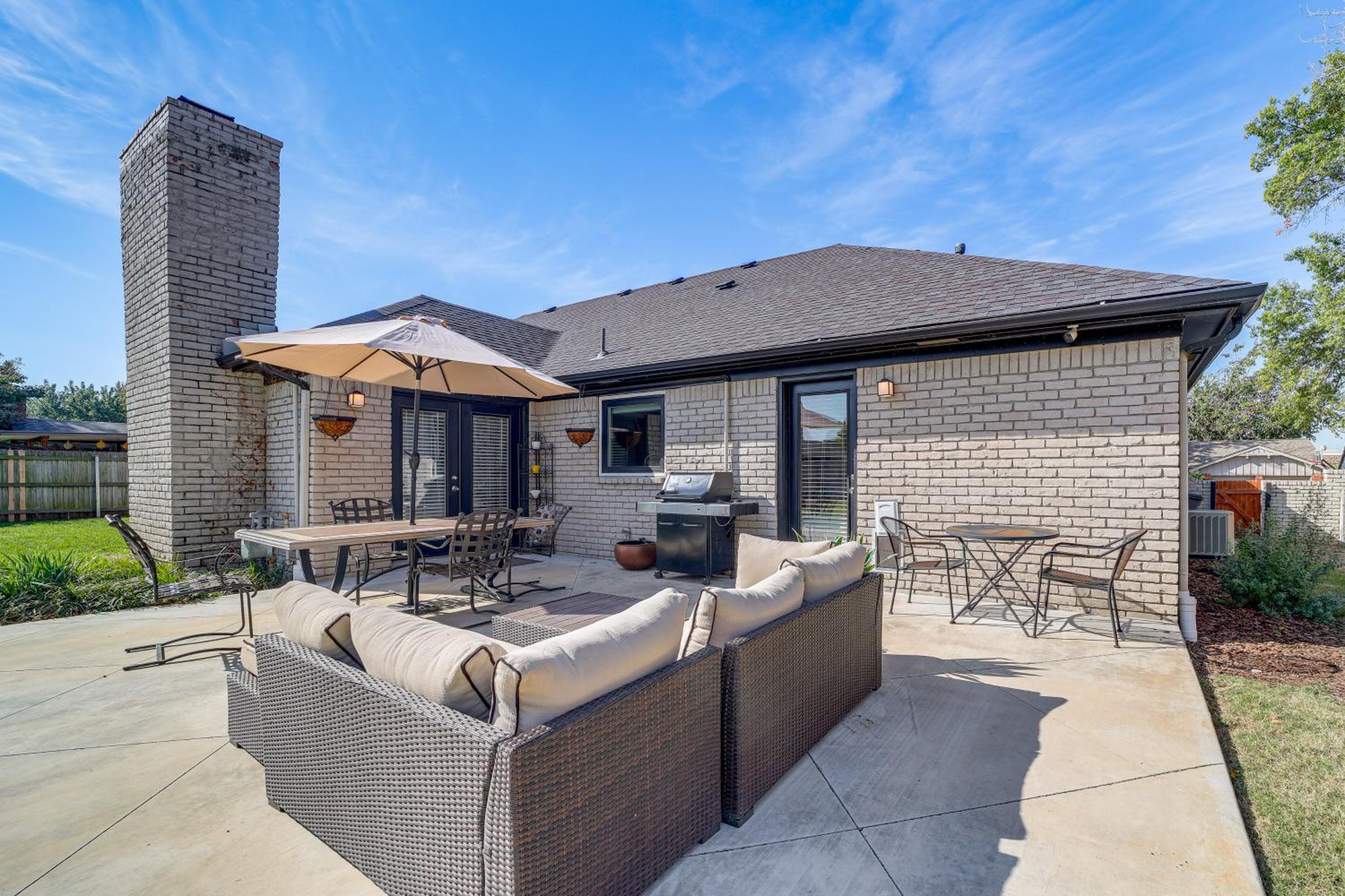 Pet-Friendly Home with Yard 8 Mi to Downtown Tulsa!