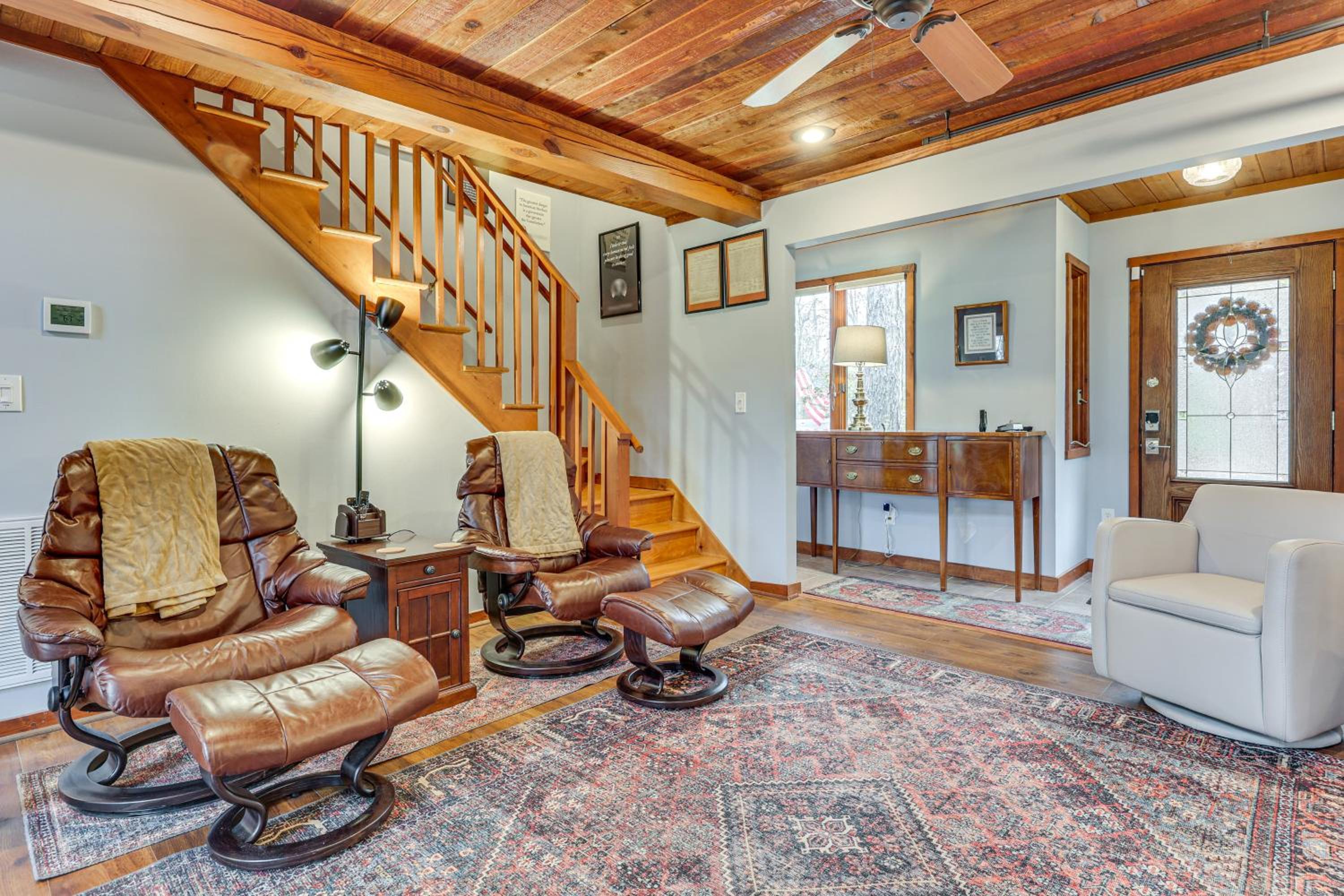 Grand Wintergreen Resort Home with Hot Tub!