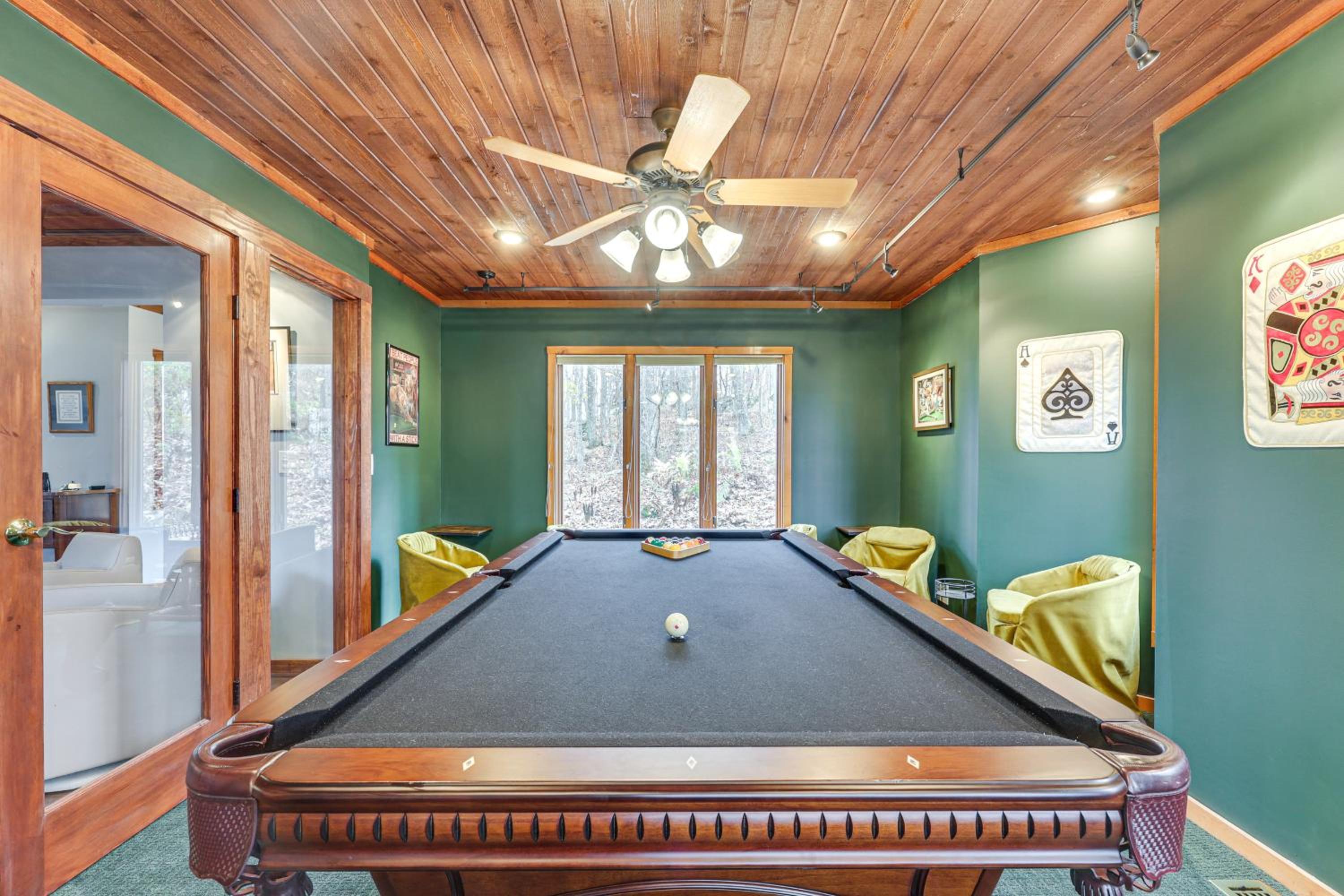 Grand Wintergreen Resort Home with Hot Tub!
