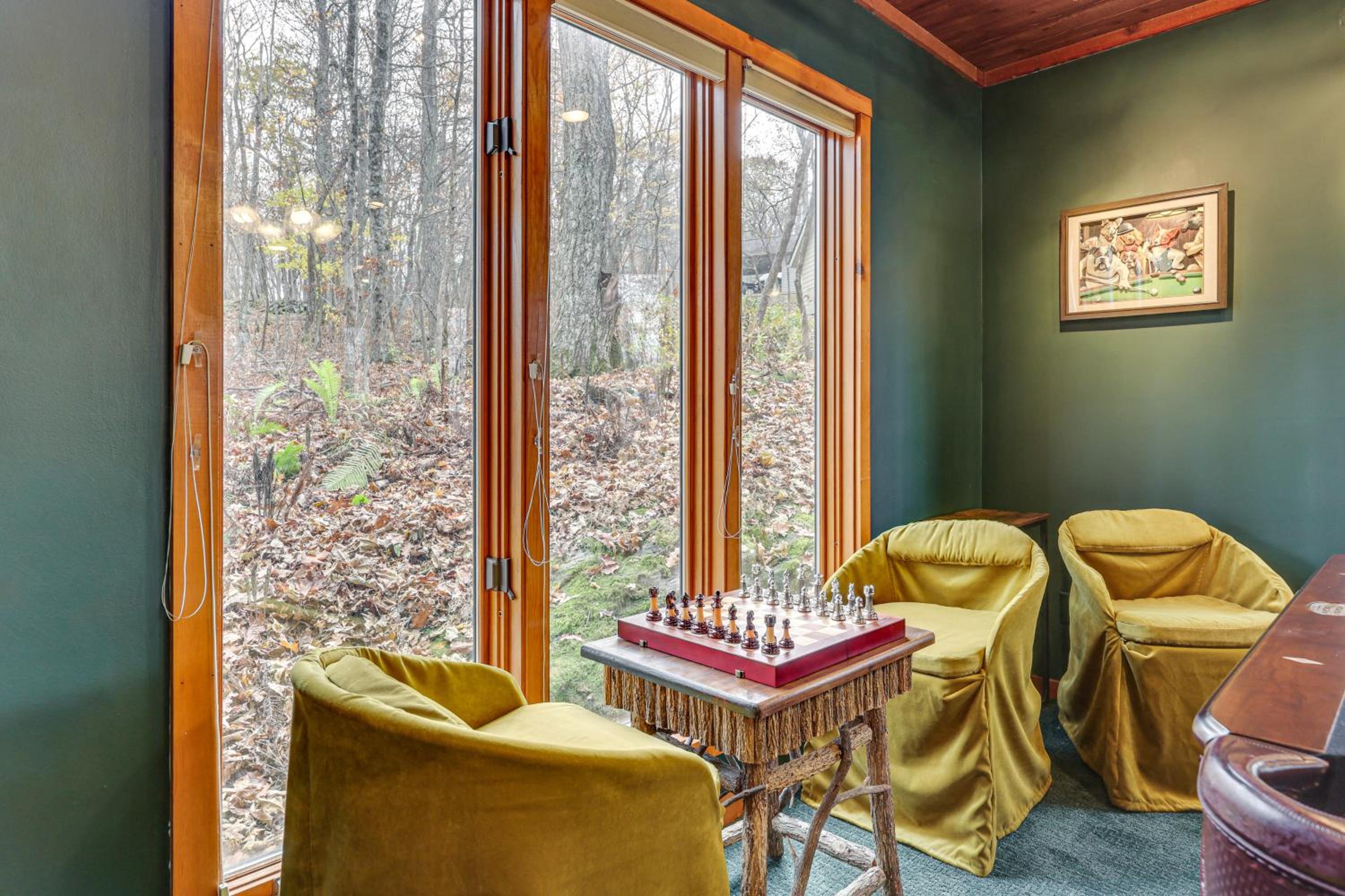 Grand Wintergreen Resort Home with Hot Tub!