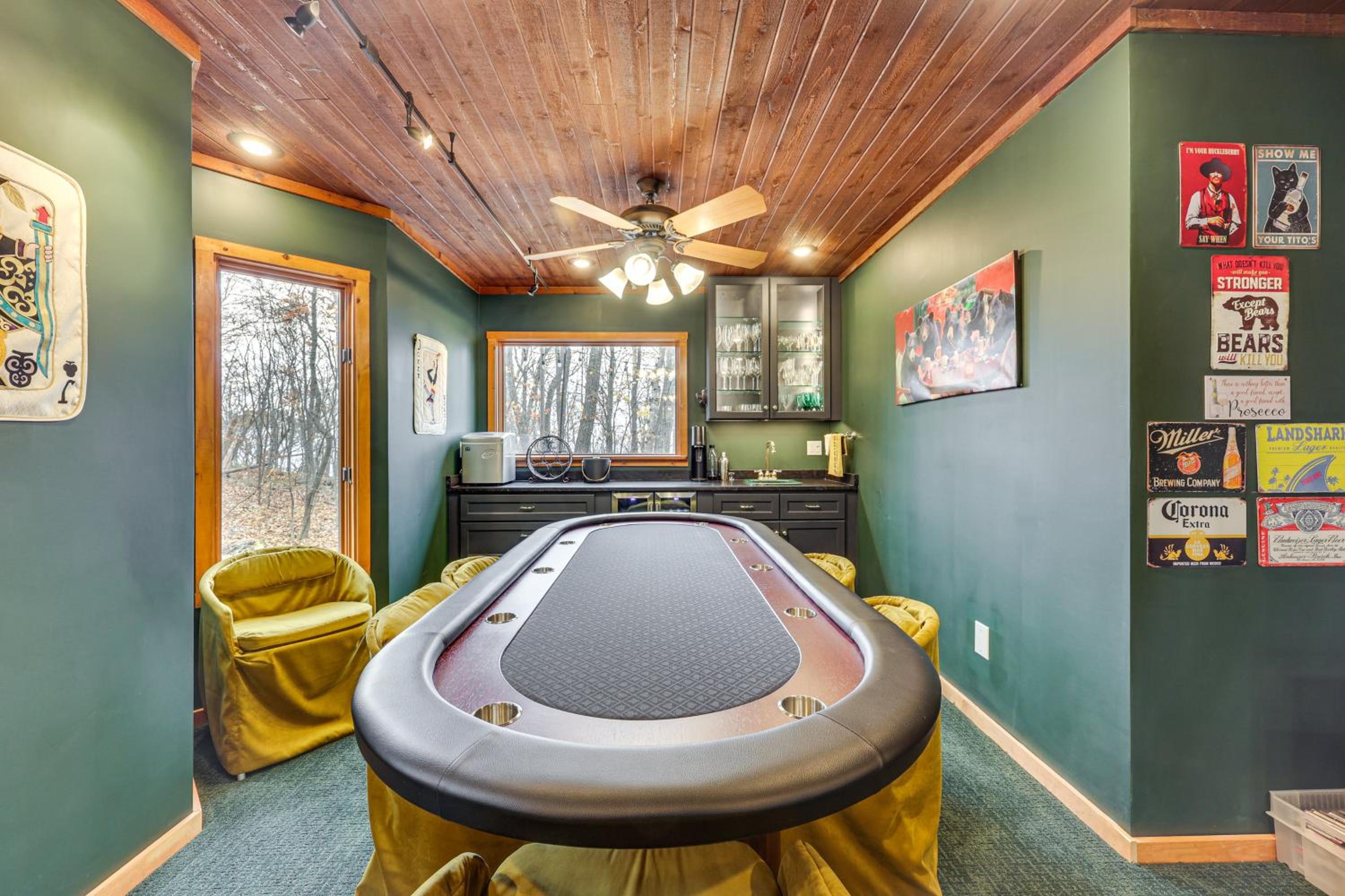 Grand Wintergreen Resort Home with Hot Tub!
