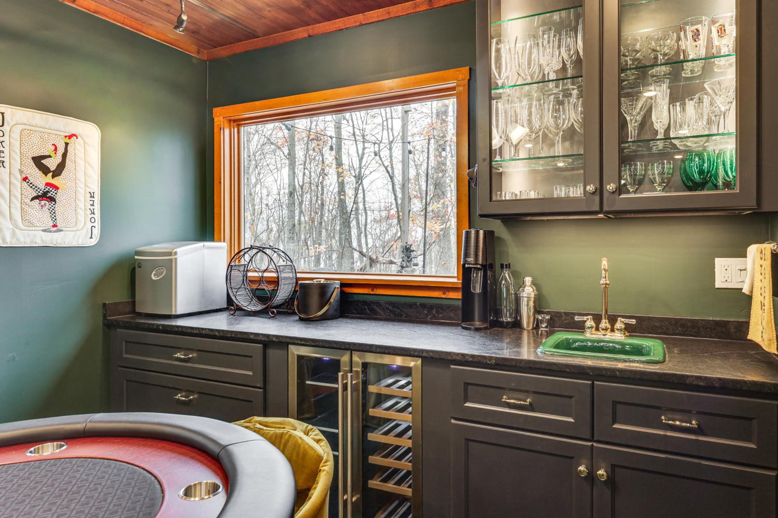 Grand Wintergreen Resort Home with Hot Tub!