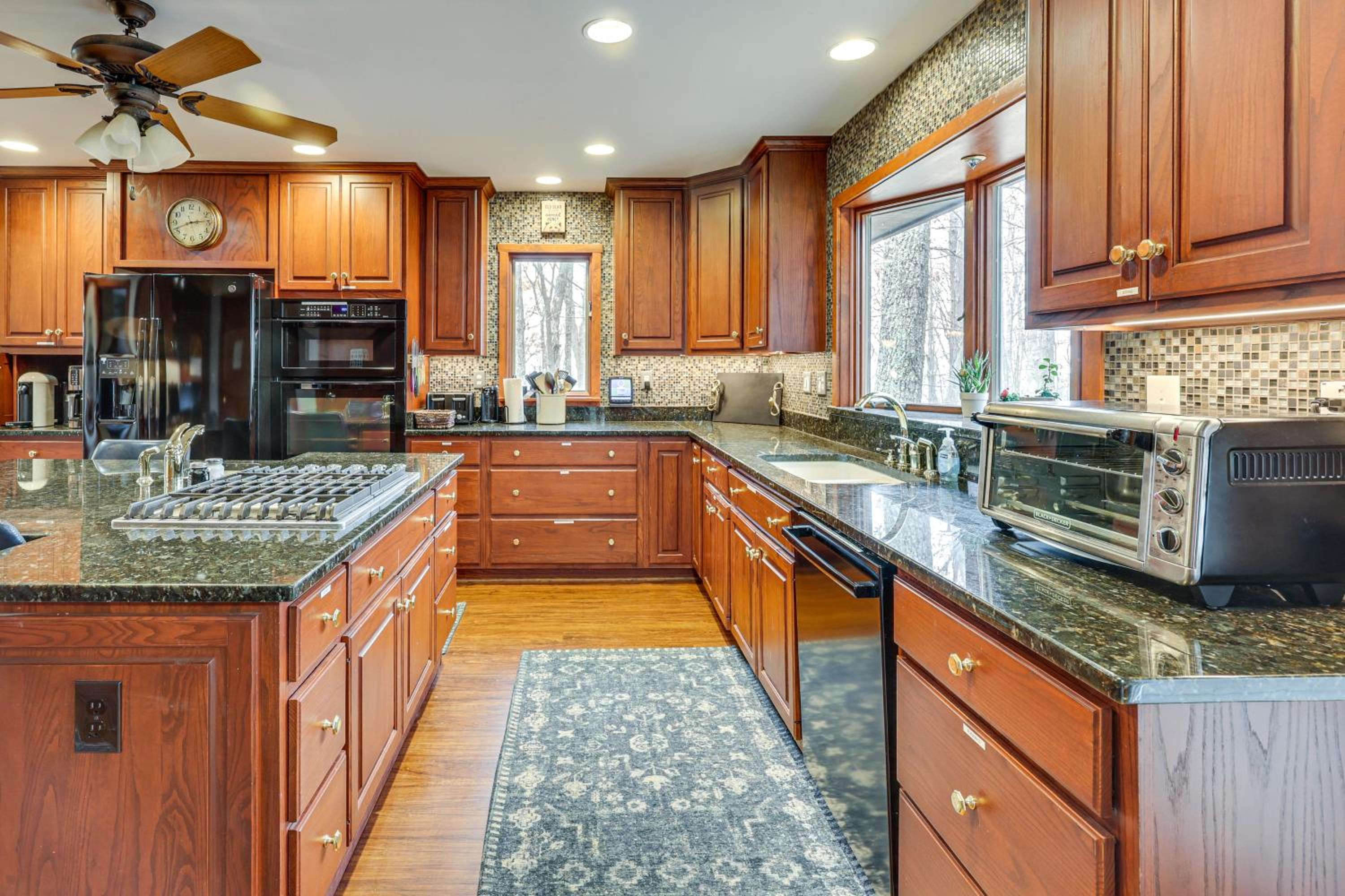Grand Wintergreen Resort Home with Hot Tub!