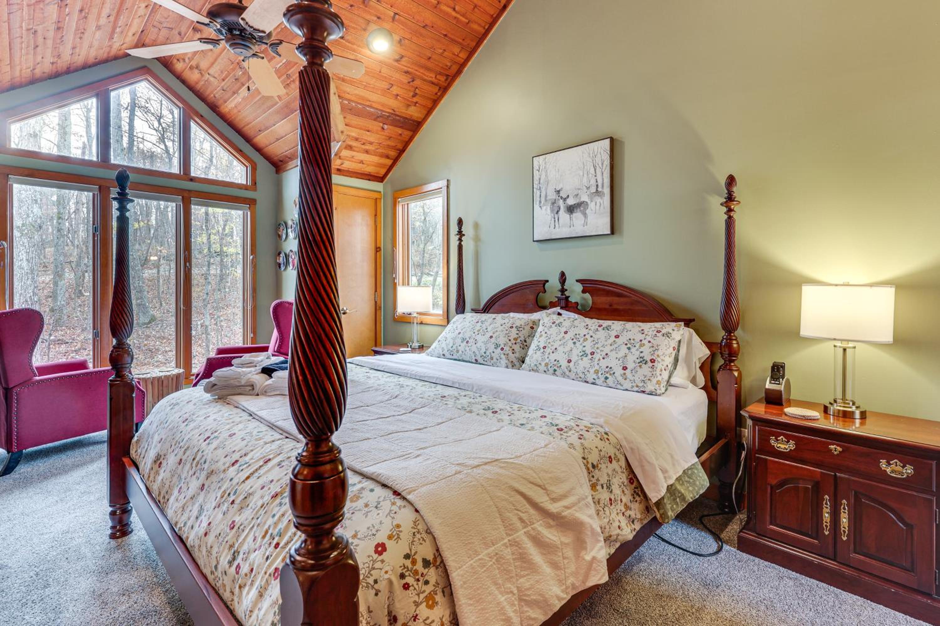 Grand Wintergreen Resort Home with Hot Tub!