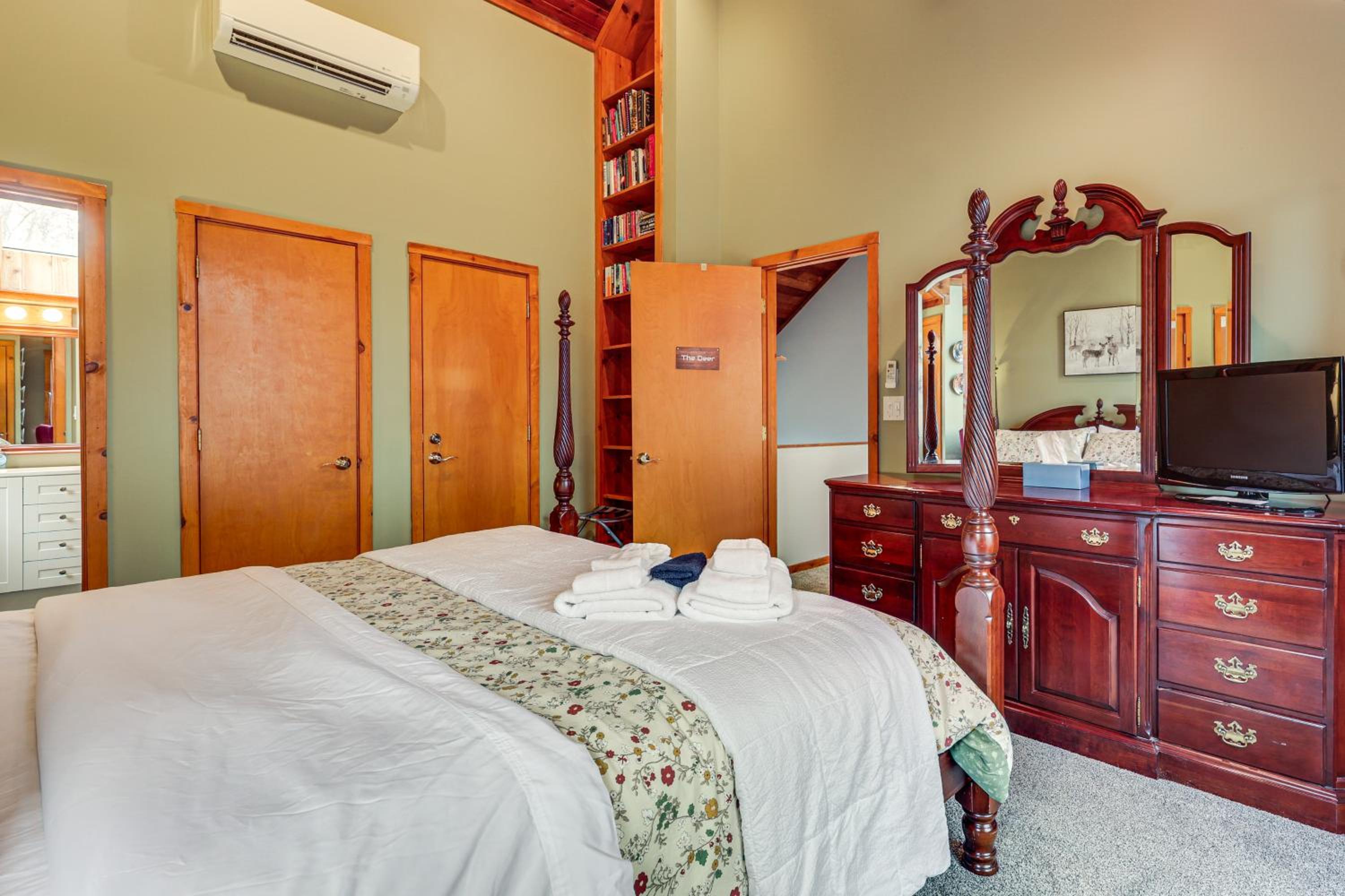 Grand Wintergreen Resort Home with Hot Tub!