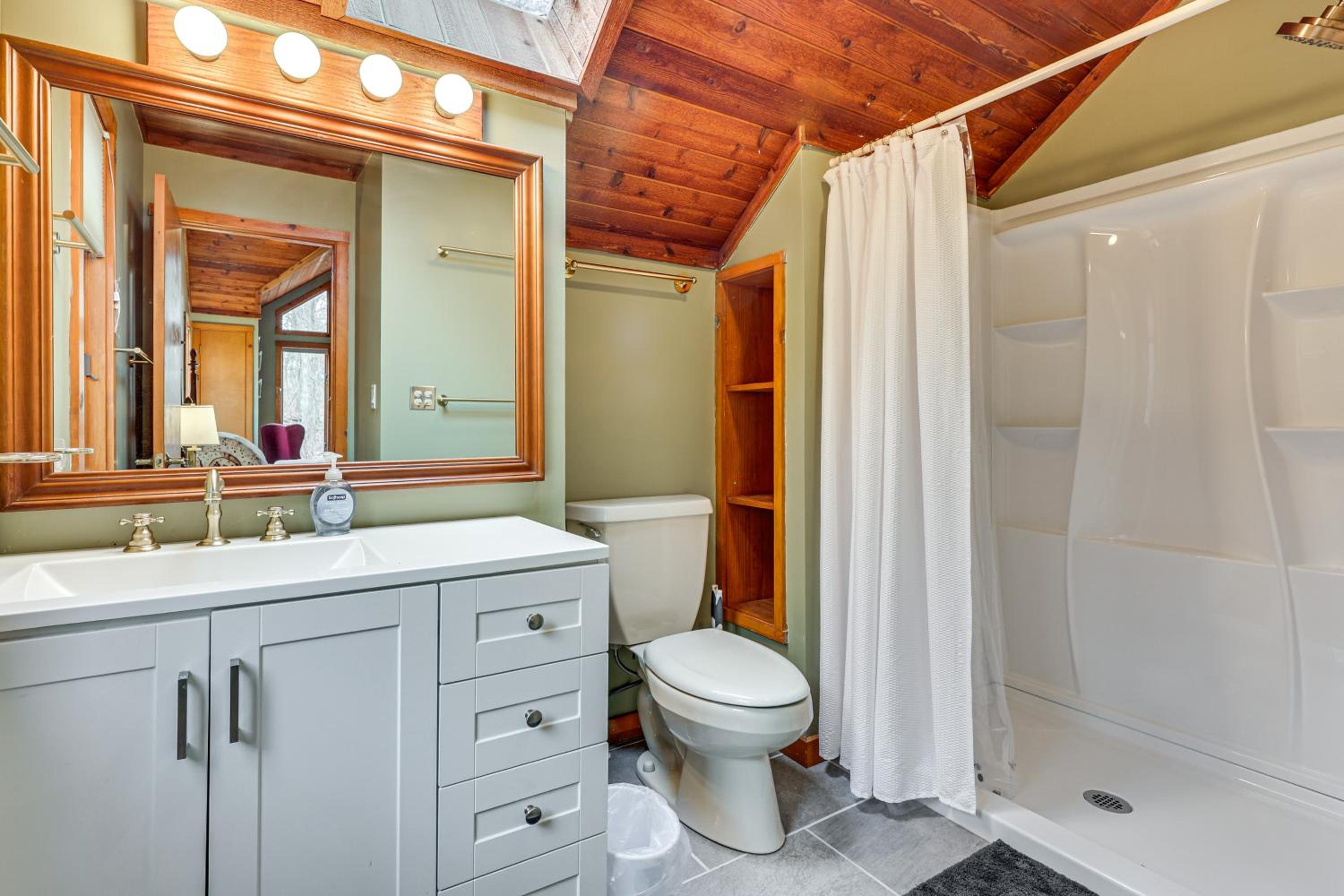 Grand Wintergreen Resort Home with Hot Tub!