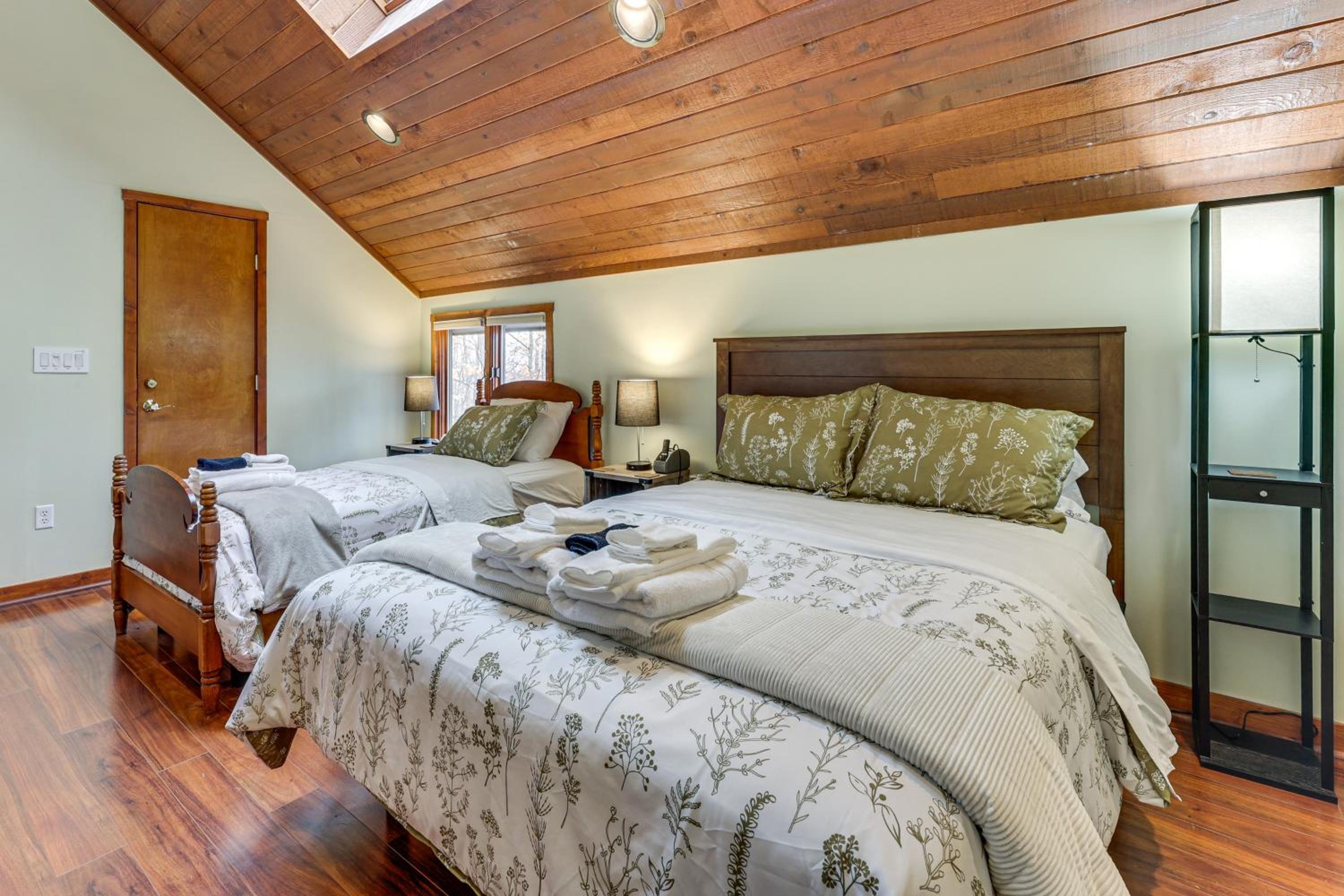 Grand Wintergreen Resort Home with Hot Tub!