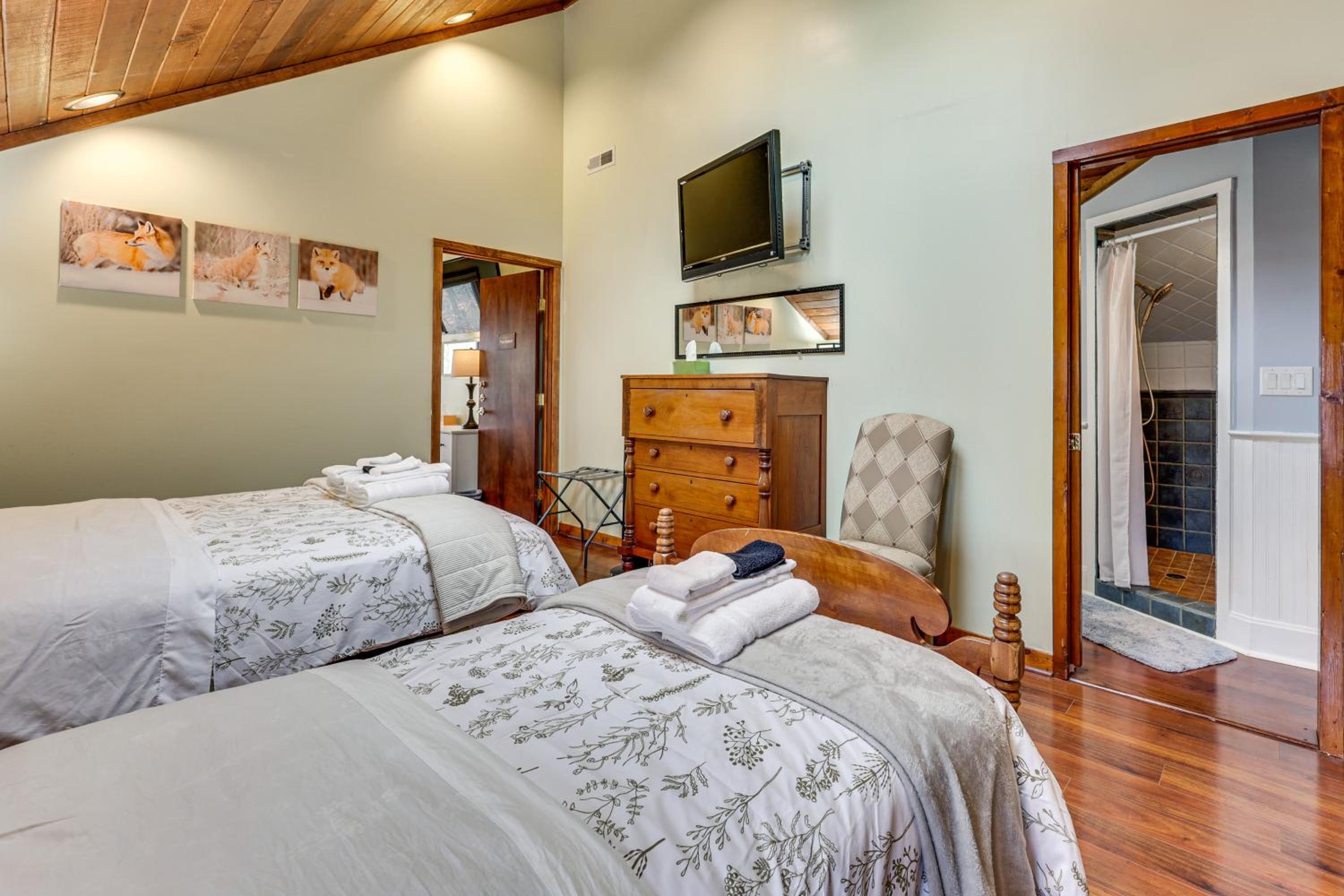 Grand Wintergreen Resort Home with Hot Tub!