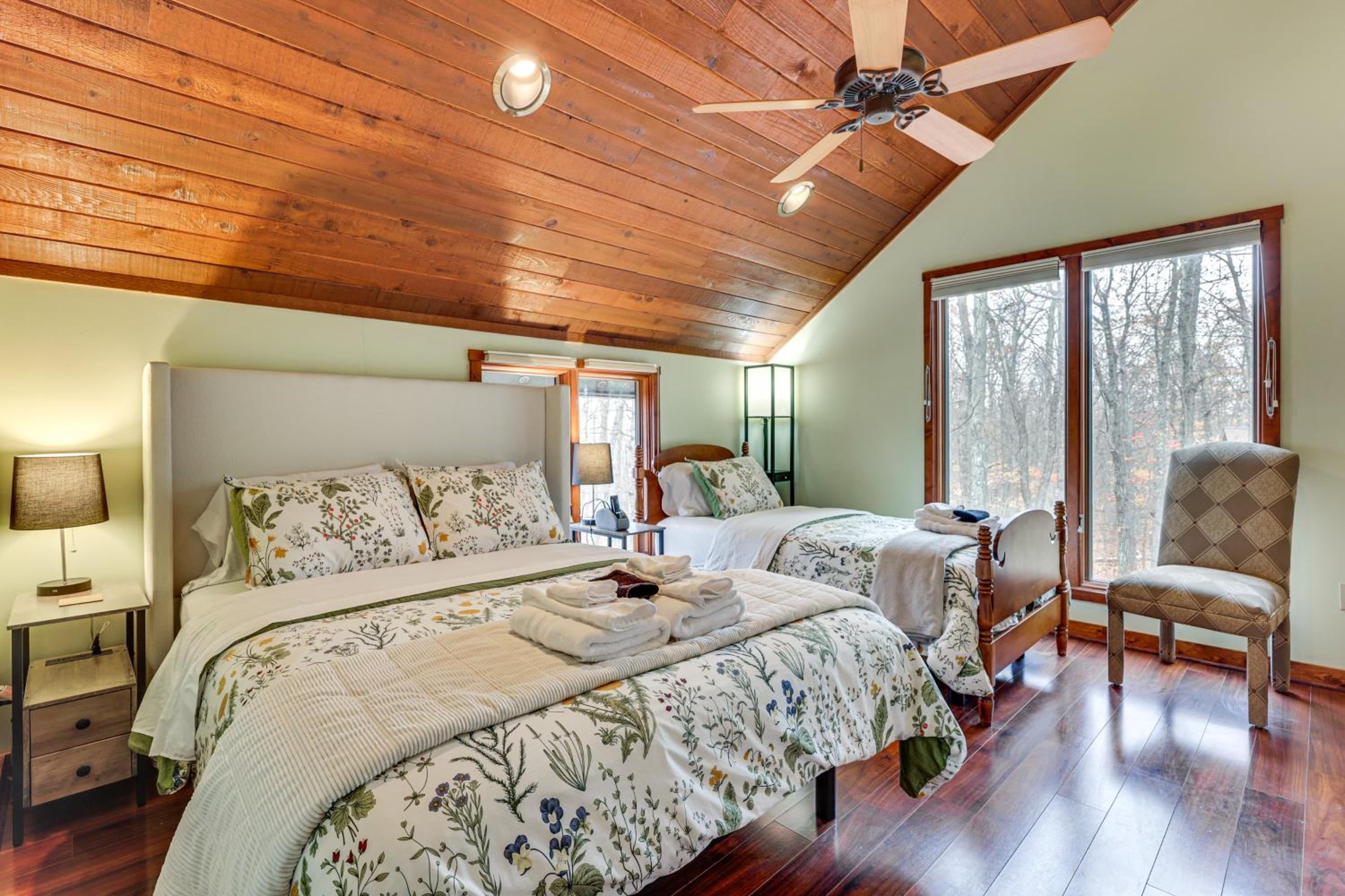 Grand Wintergreen Resort Home with Hot Tub!