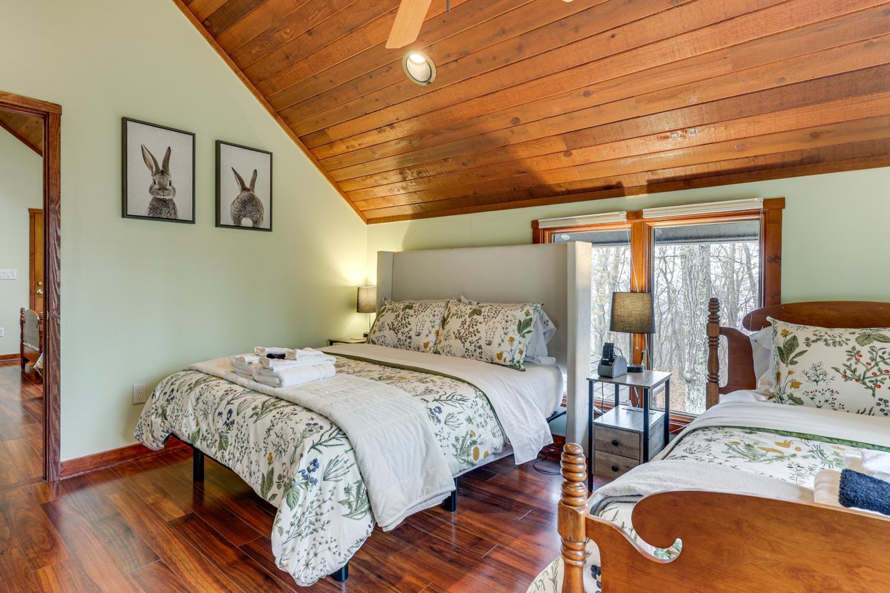 Grand Wintergreen Resort Home with Hot Tub!