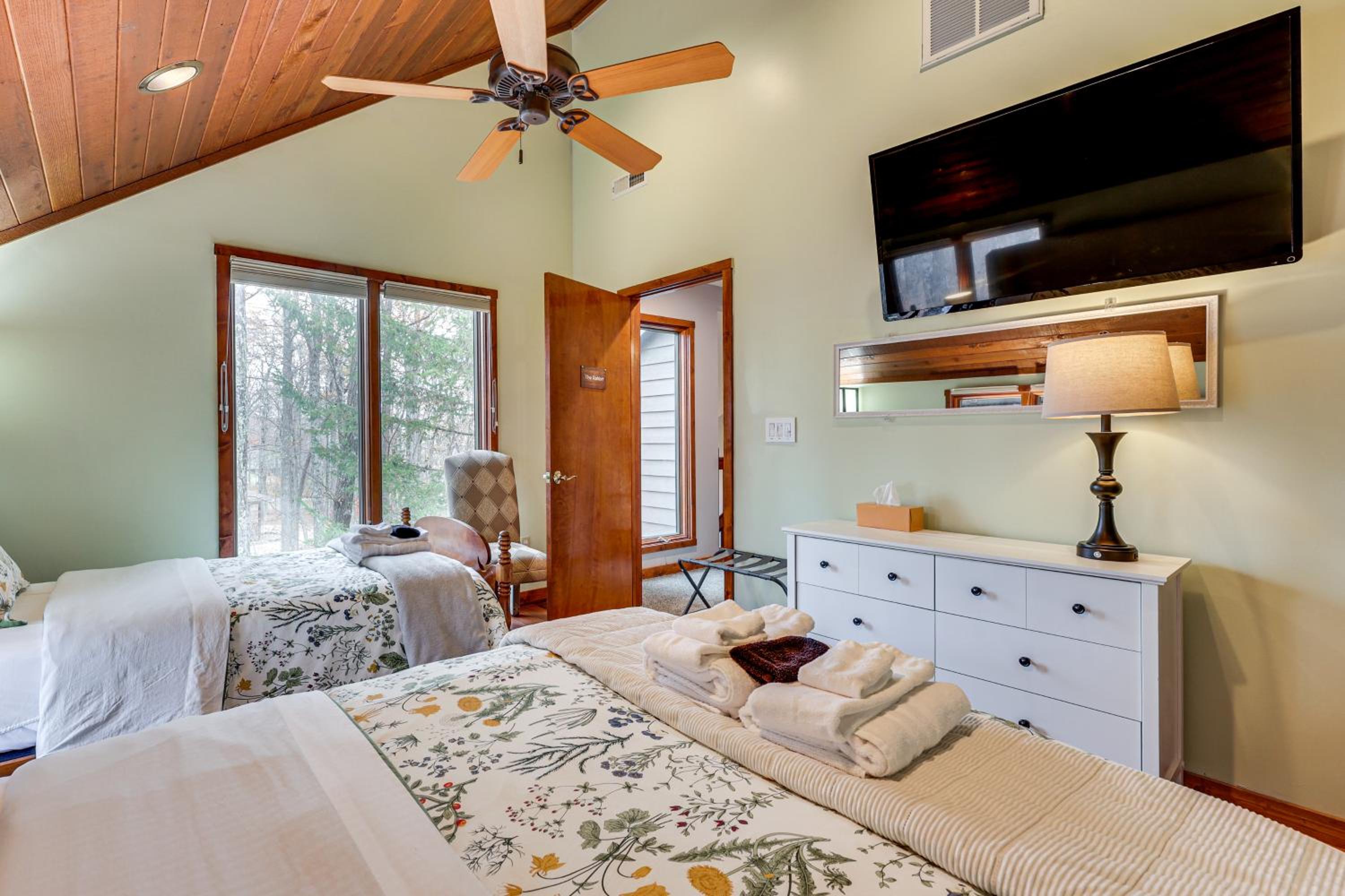 Grand Wintergreen Resort Home with Hot Tub!