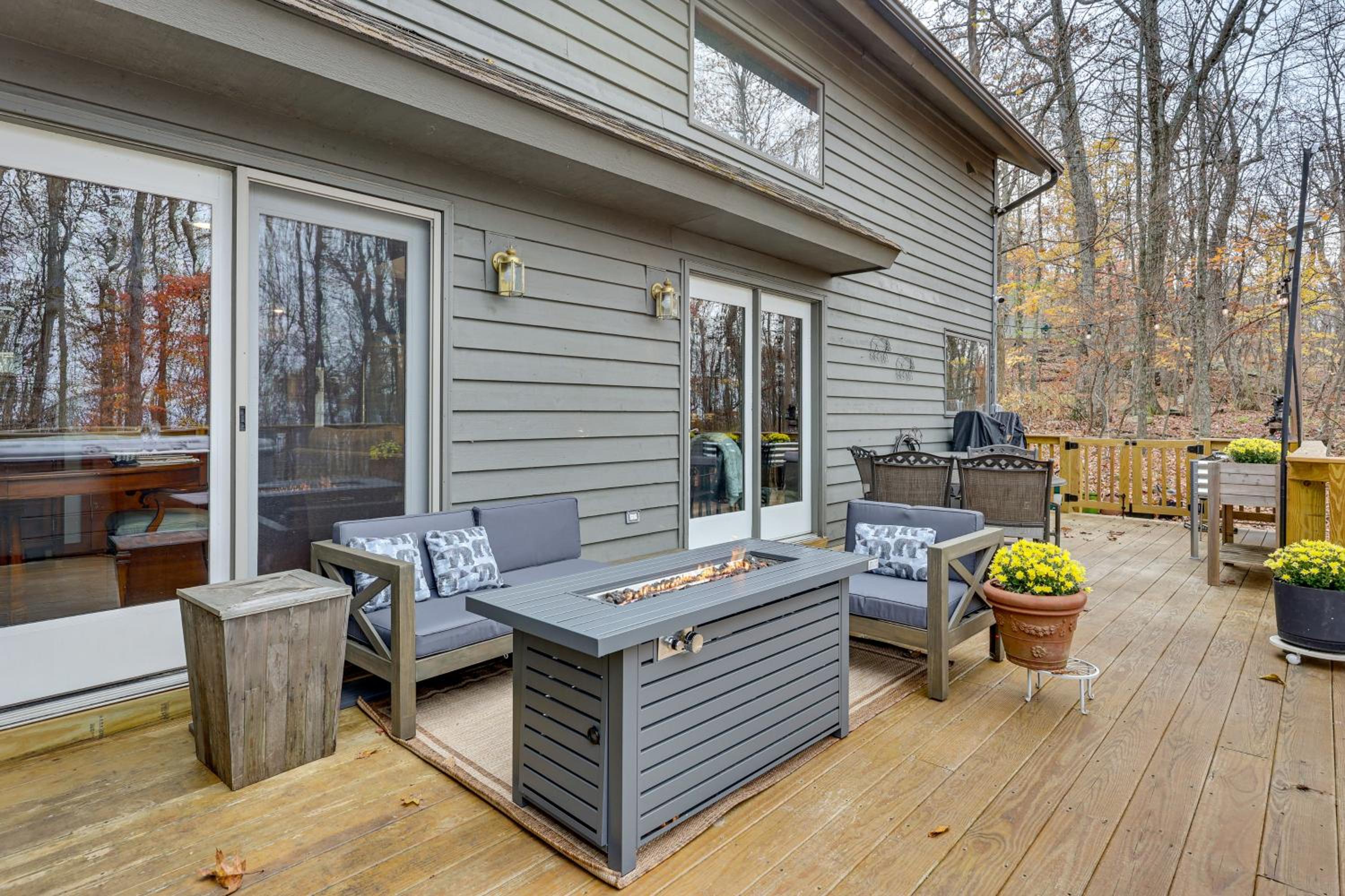 Grand Wintergreen Resort Home with Hot Tub!