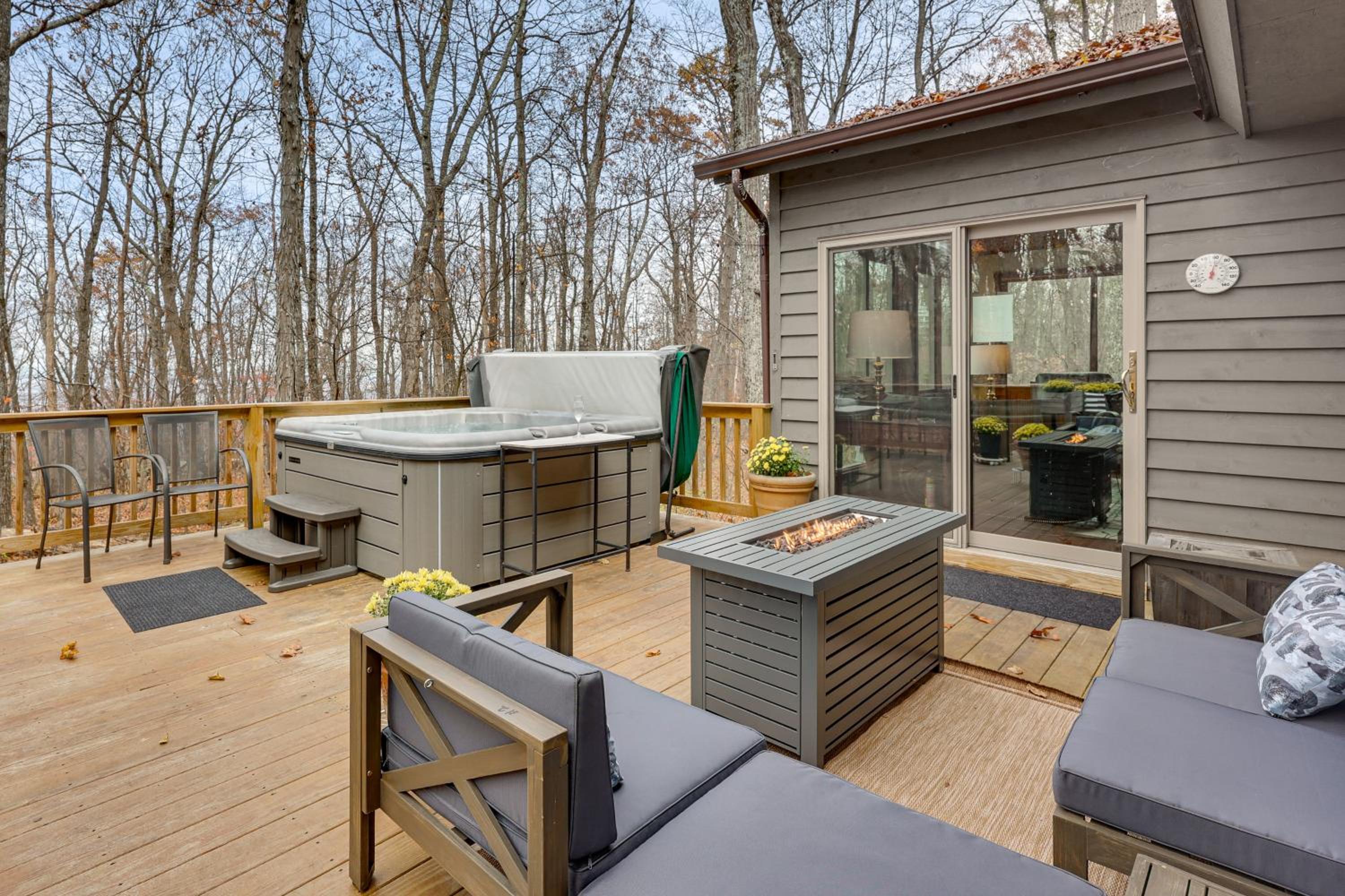 Grand Wintergreen Resort Home with Hot Tub!