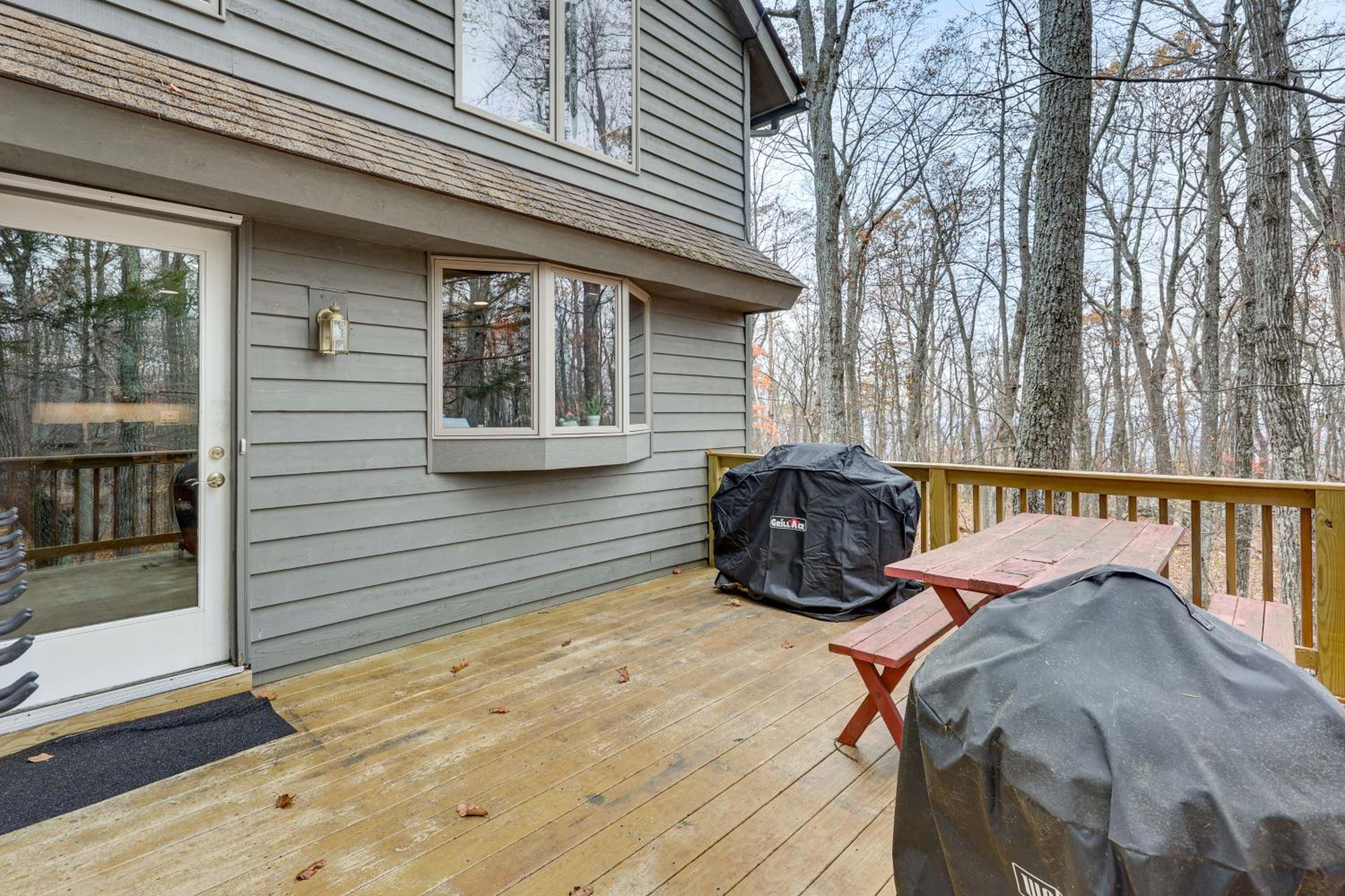 Grand Wintergreen Resort Home with Hot Tub!