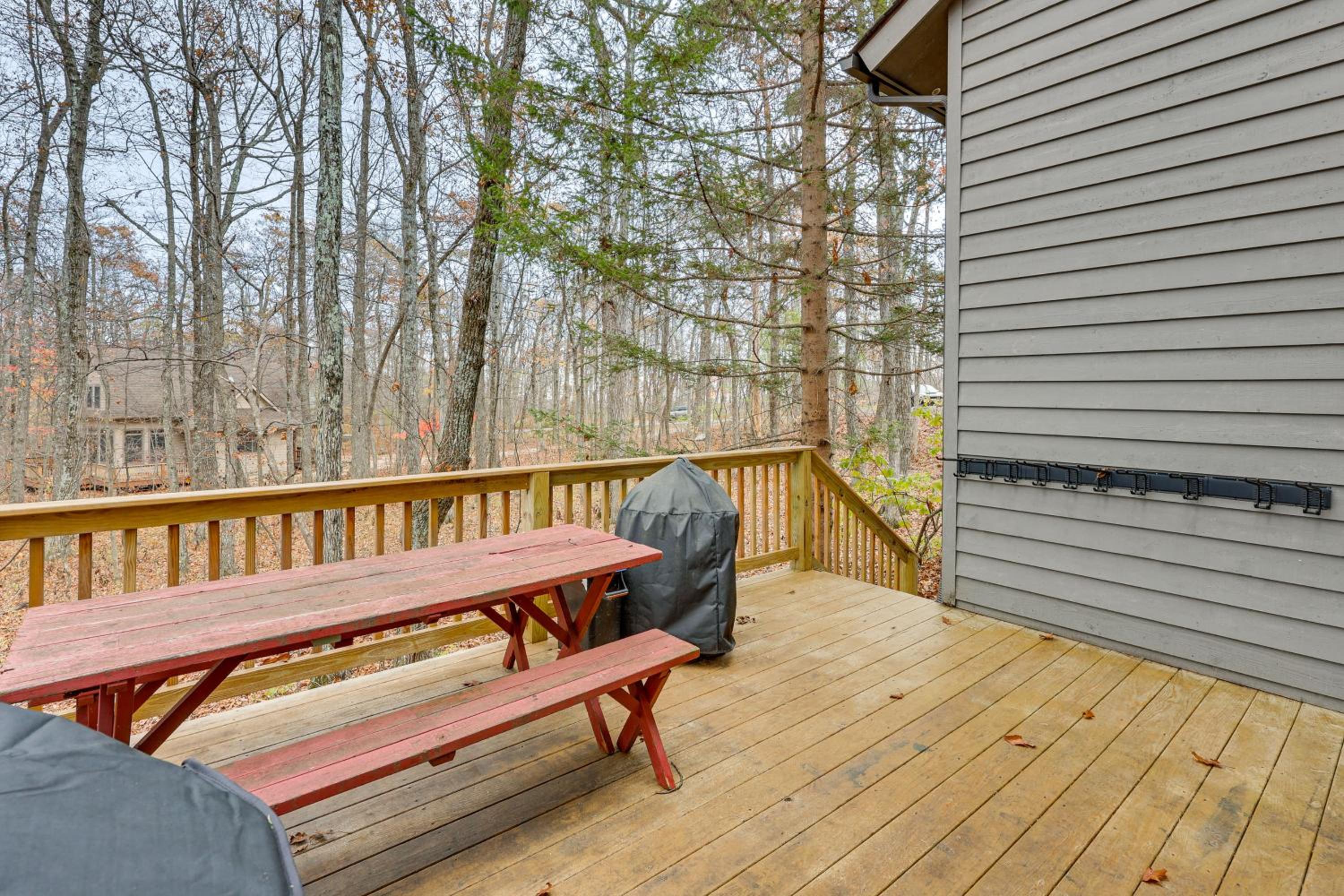 Grand Wintergreen Resort Home with Hot Tub!