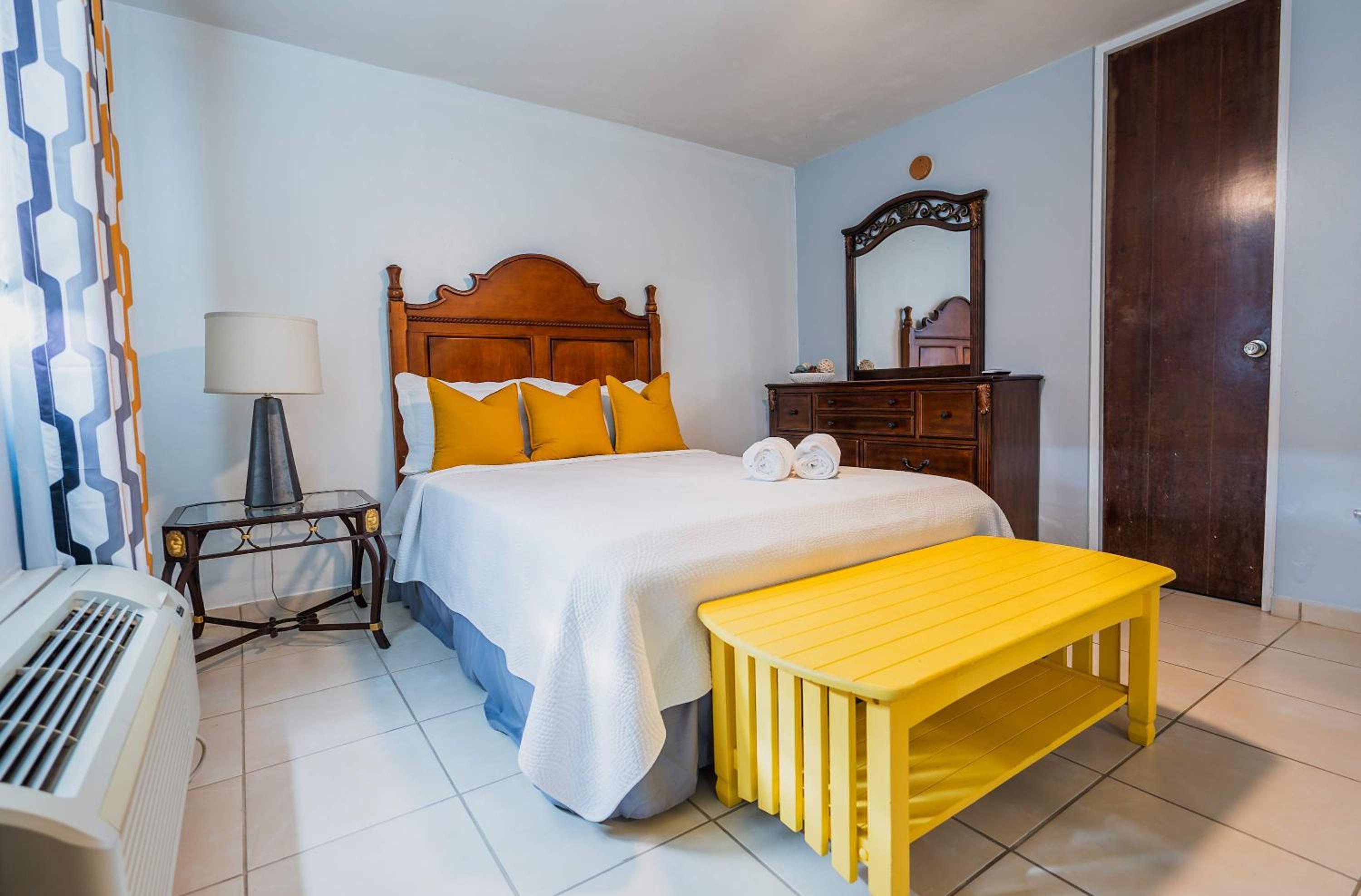 Coral 17 Costa Brava Condo, Pool, 5 Min from Beach
