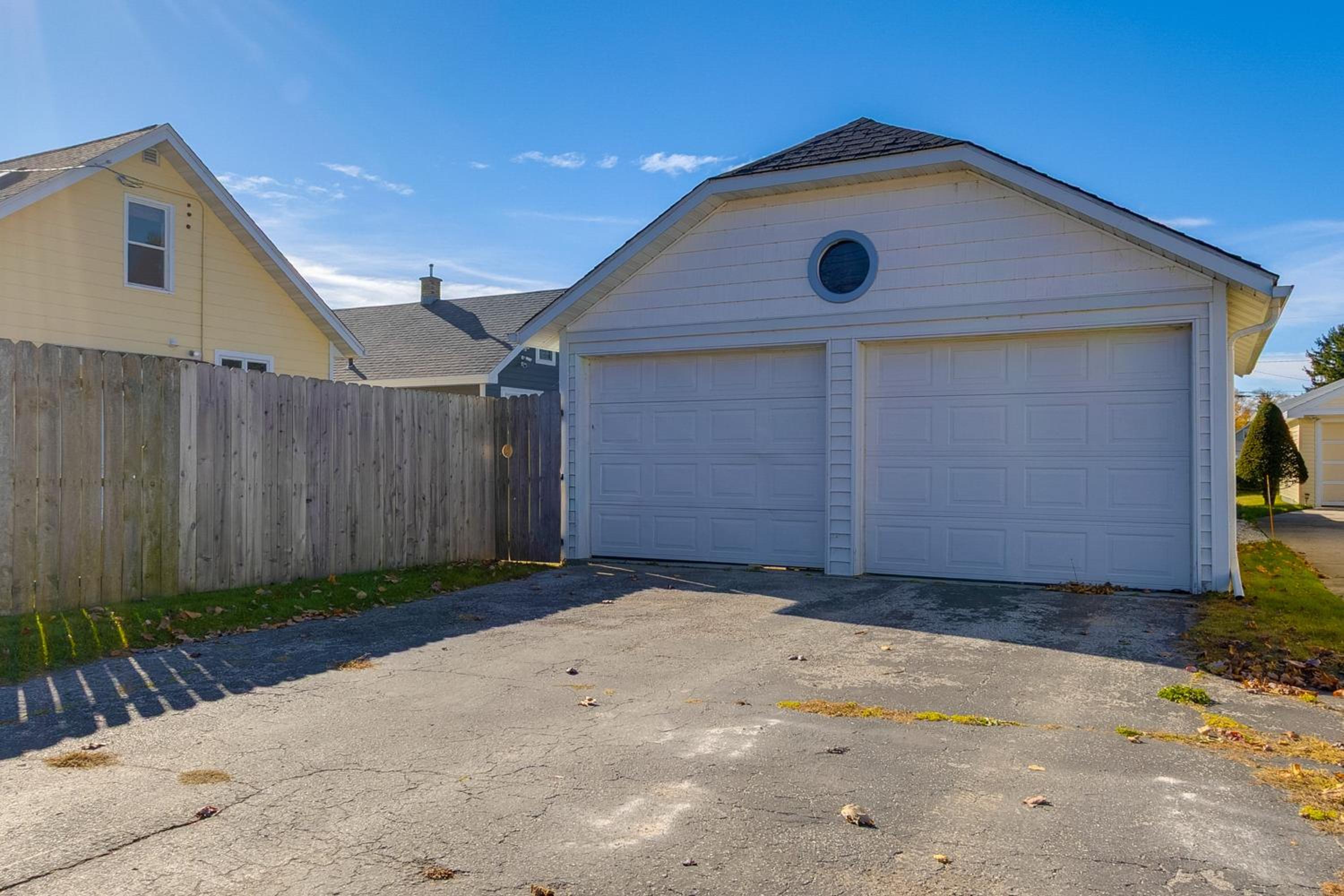 Pet Friendly! Steps to Beach - Lakeview Cottage