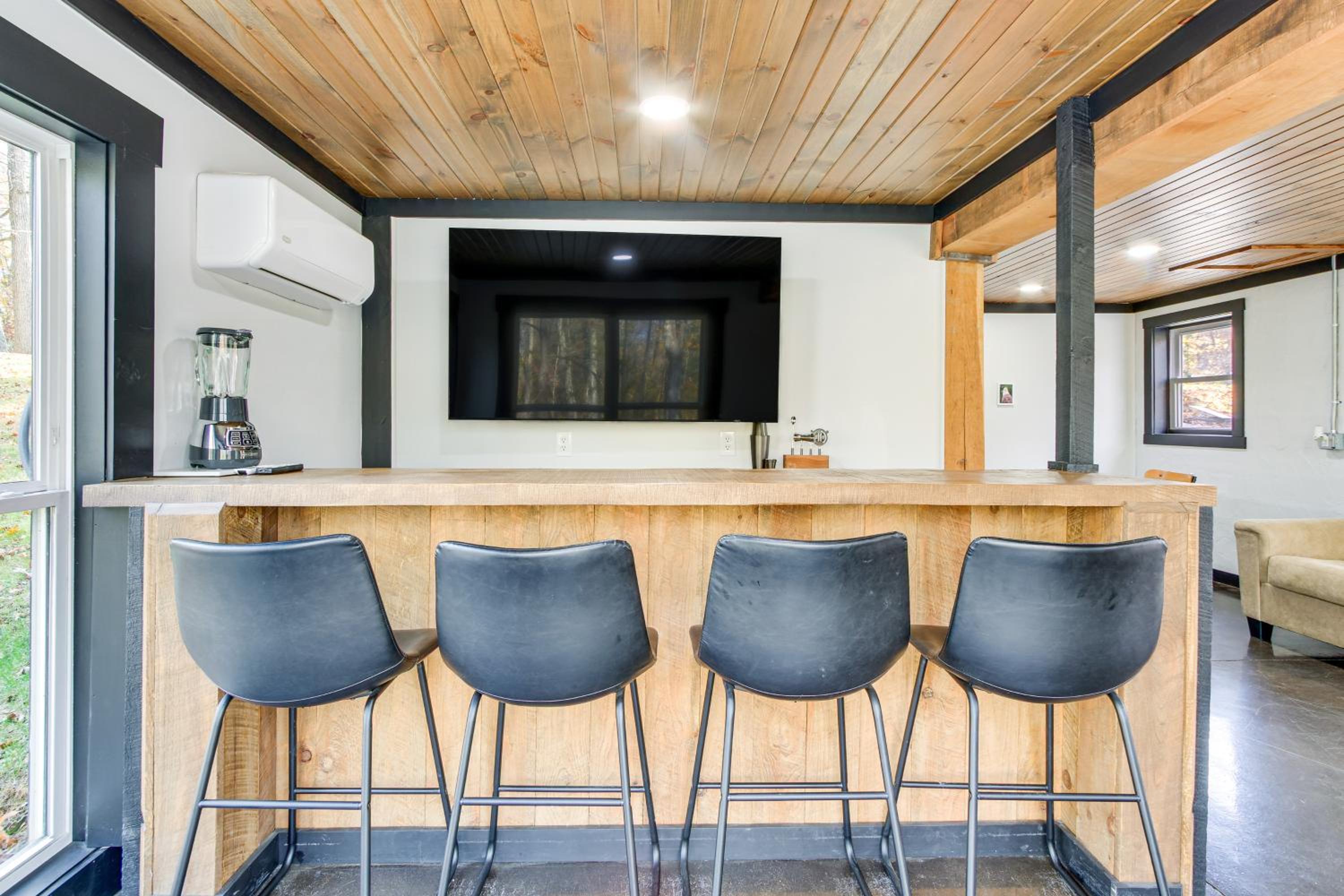 Chène Cottage Near Burr Oak Lake and Trailheads!