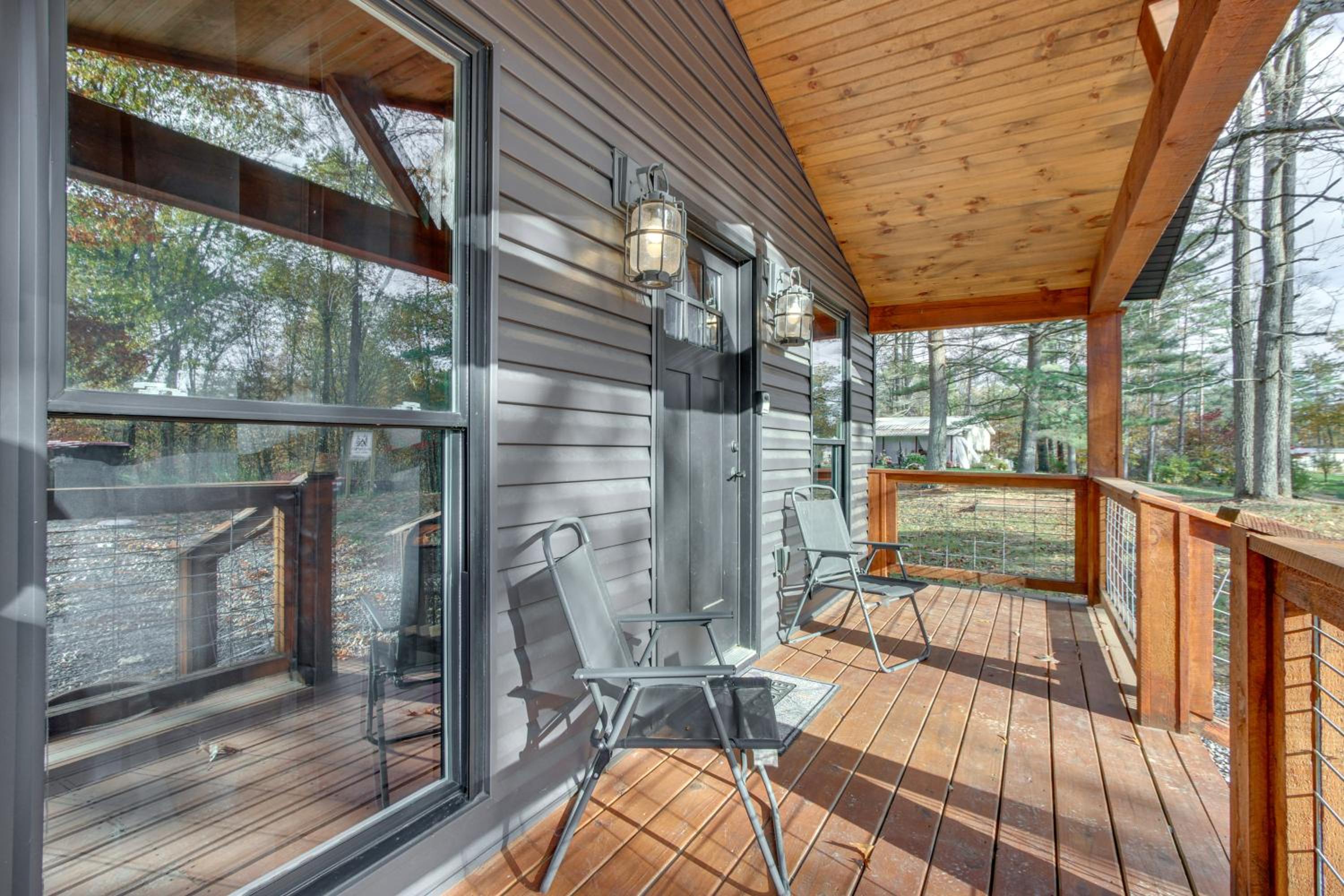 Chène Cottage Near Burr Oak Lake and Trailheads!