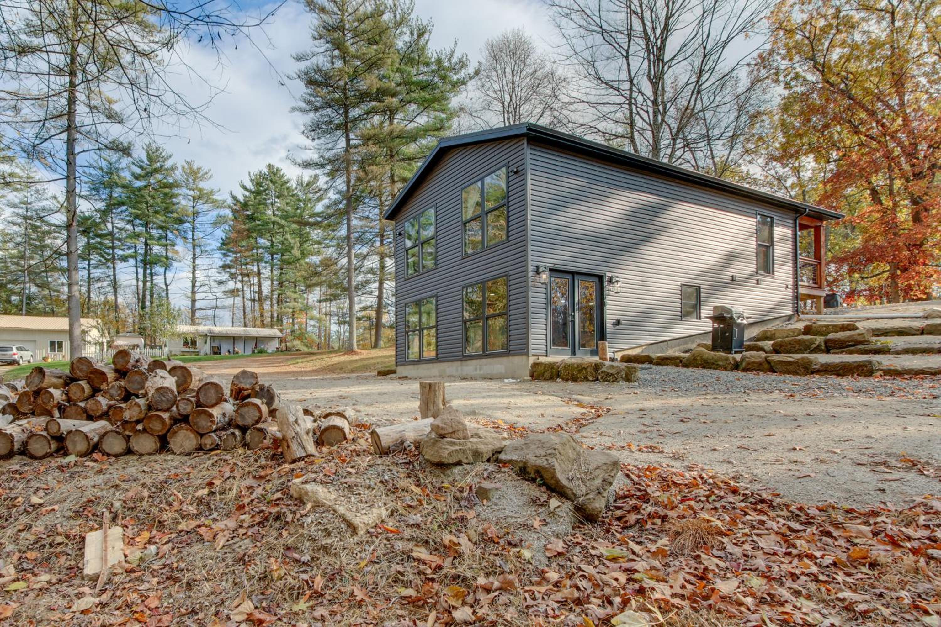 Chène Cottage Near Burr Oak Lake and Trailheads!