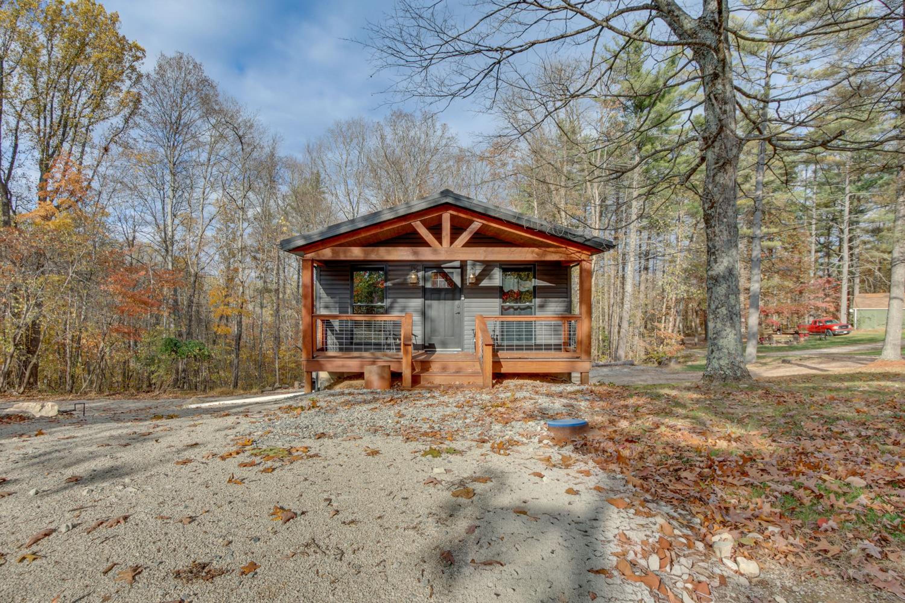 Chène Cottage Near Burr Oak Lake and Trailheads!