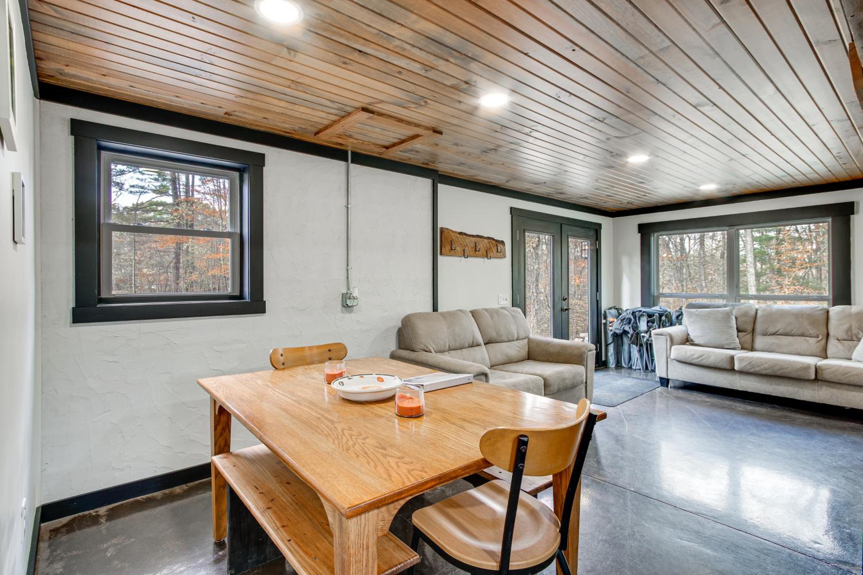 Chène Cottage Near Burr Oak Lake and Trailheads!