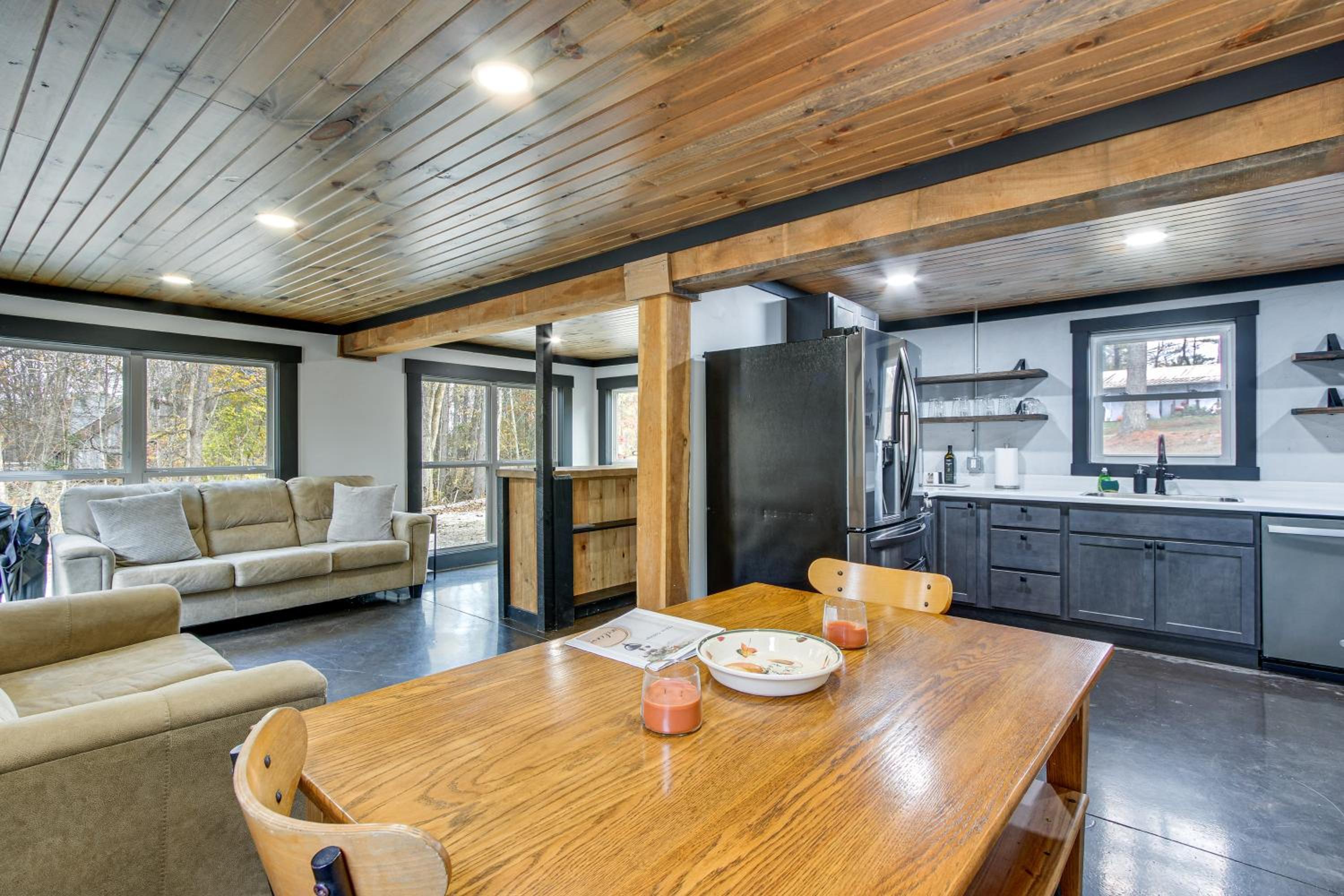 Chène Cottage Near Burr Oak Lake and Trailheads!