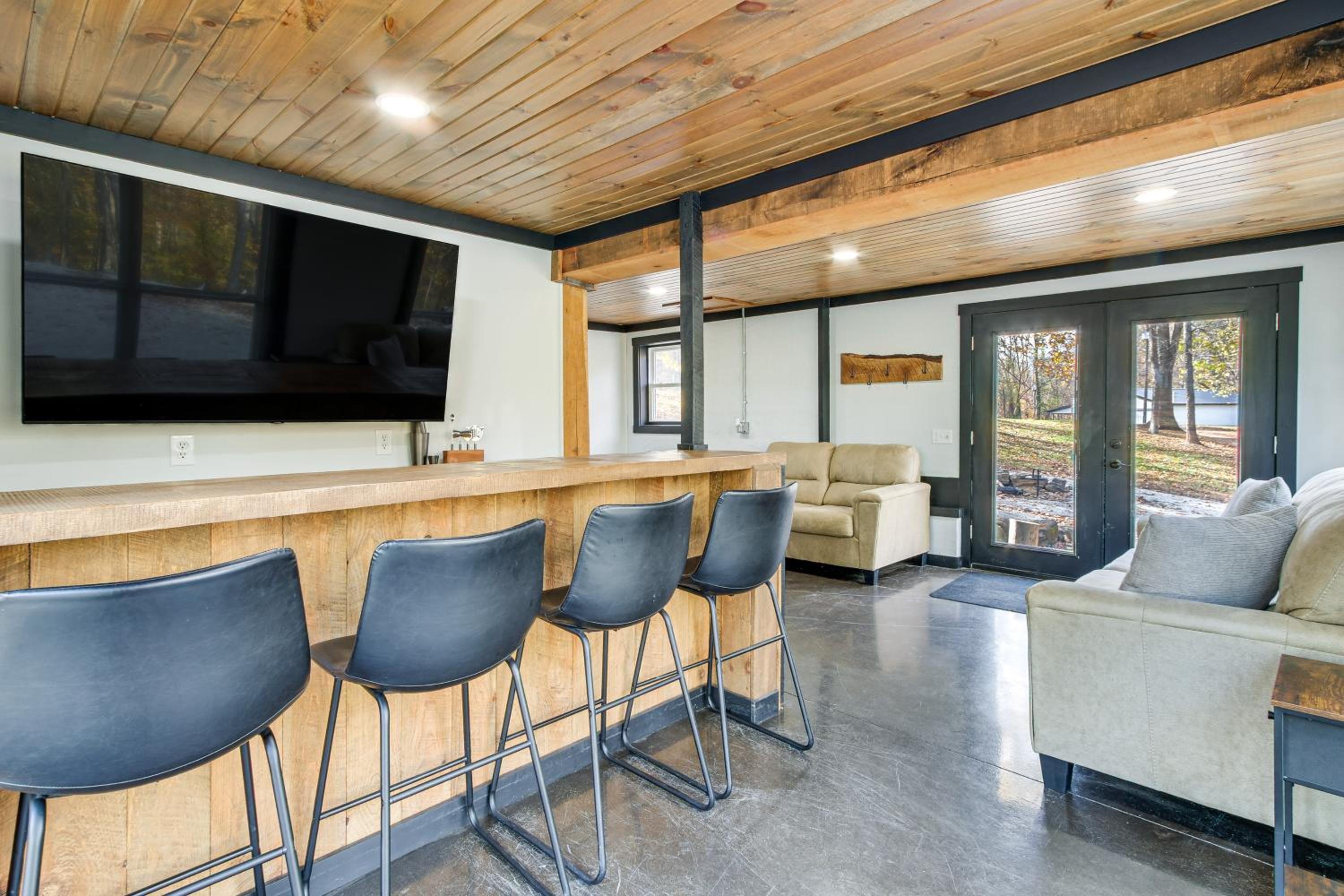 Chène Cottage Near Burr Oak Lake and Trailheads!