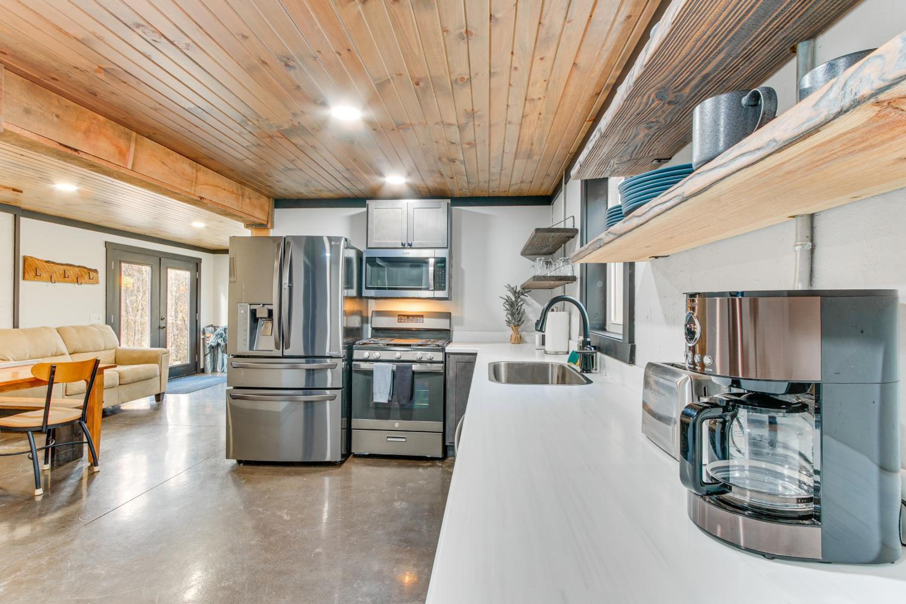 Chène Cottage Near Burr Oak Lake and Trailheads!
