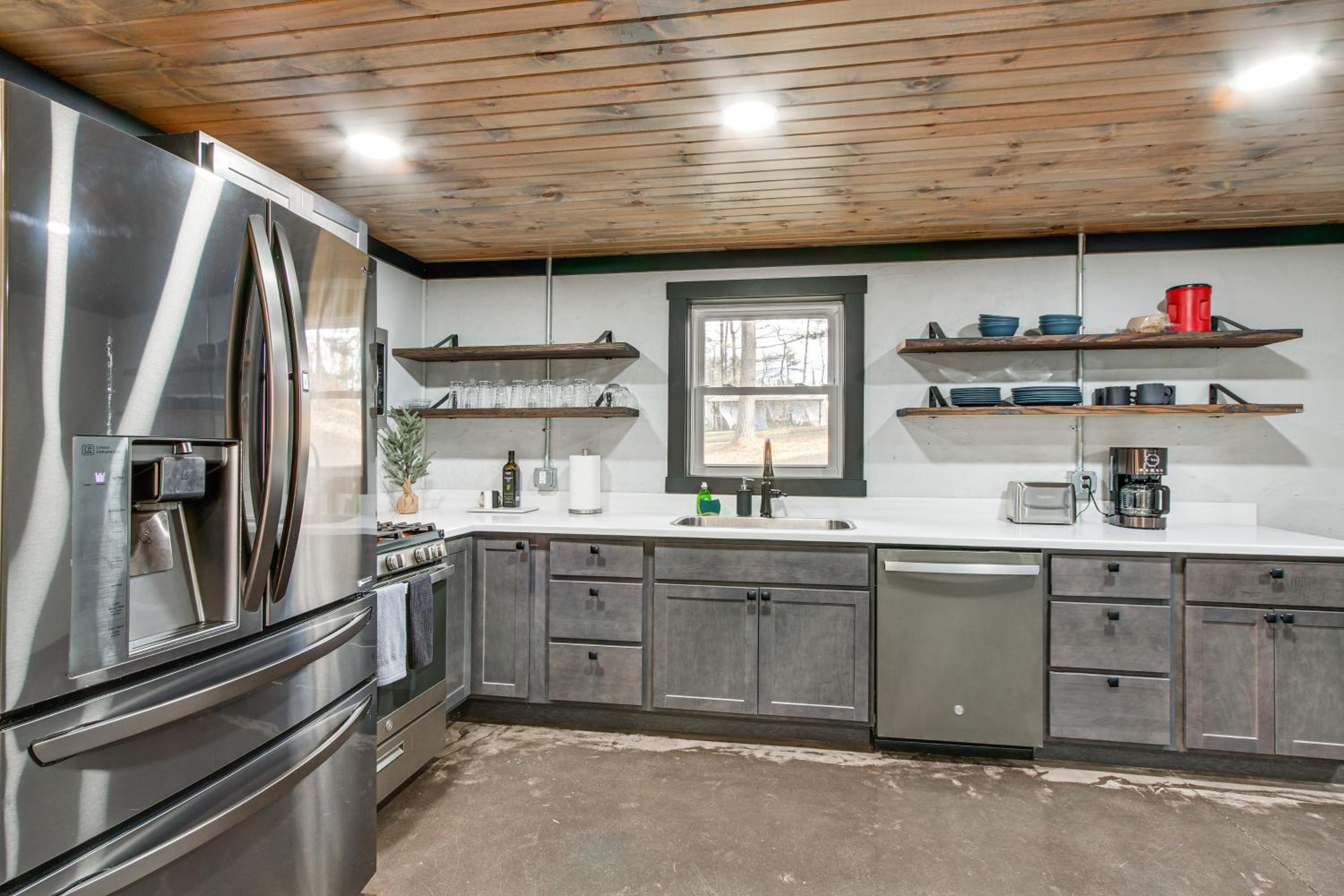 Chène Cottage Near Burr Oak Lake and Trailheads!