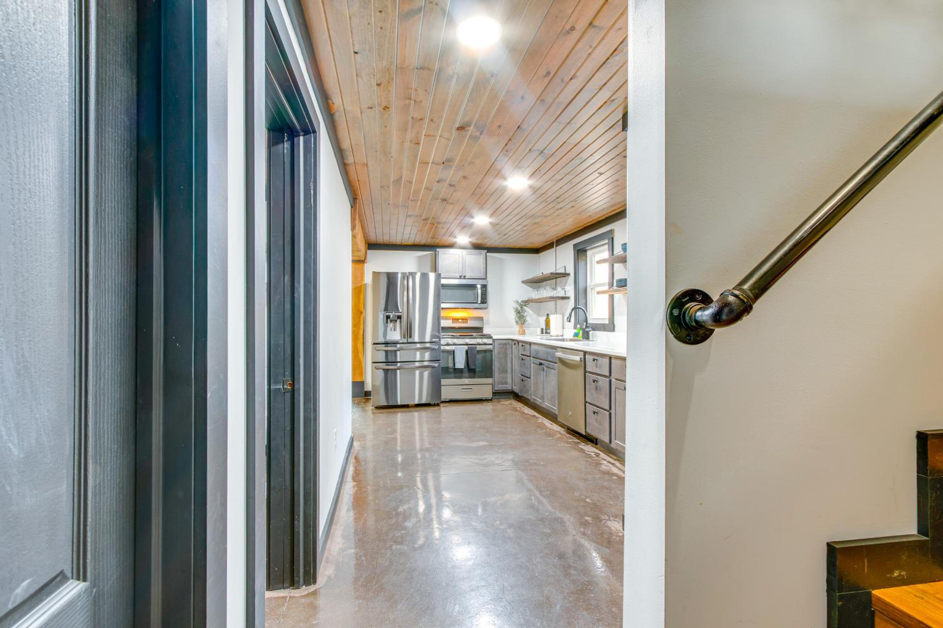Chène Cottage Near Burr Oak Lake and Trailheads!