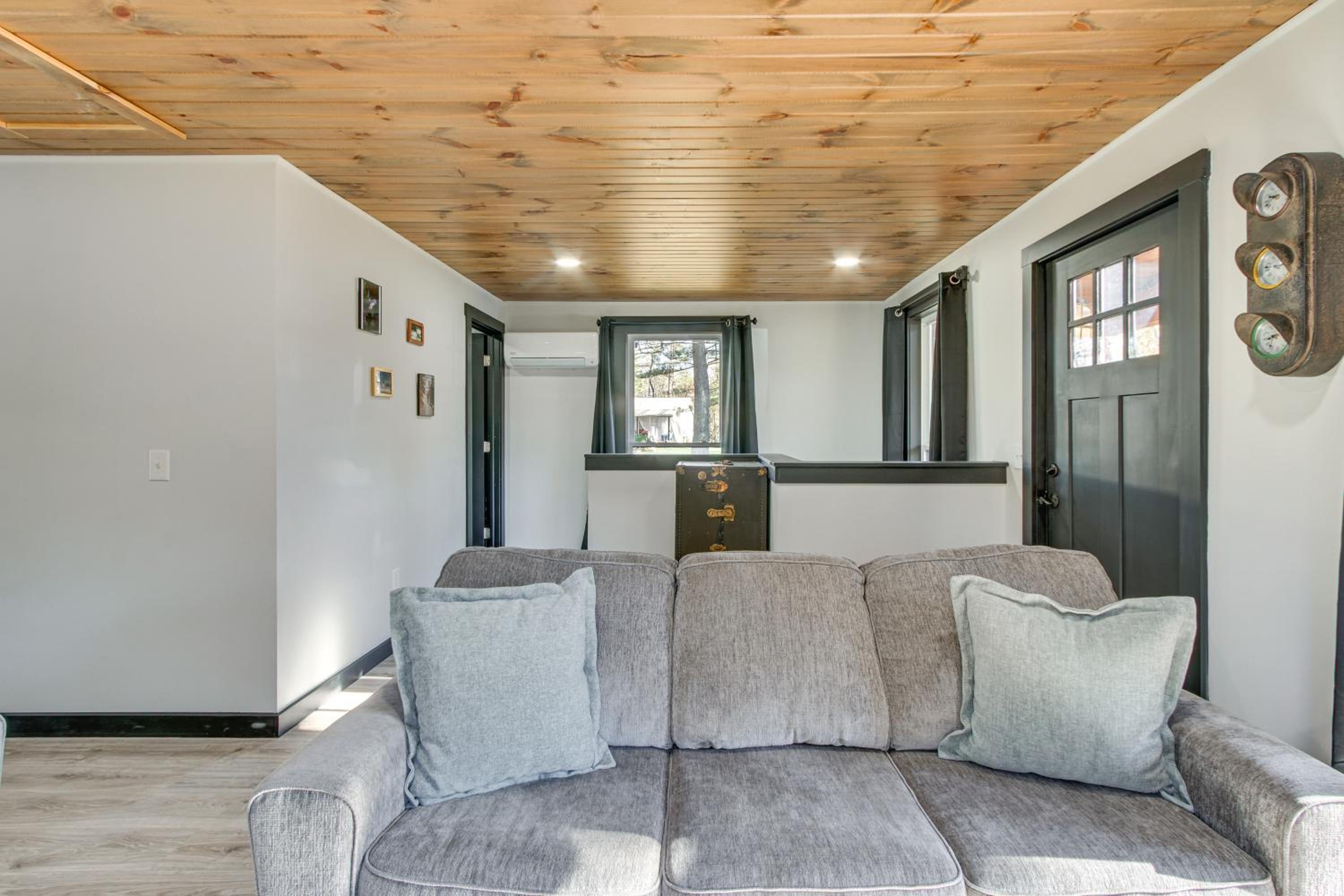 Chène Cottage Near Burr Oak Lake and Trailheads!
