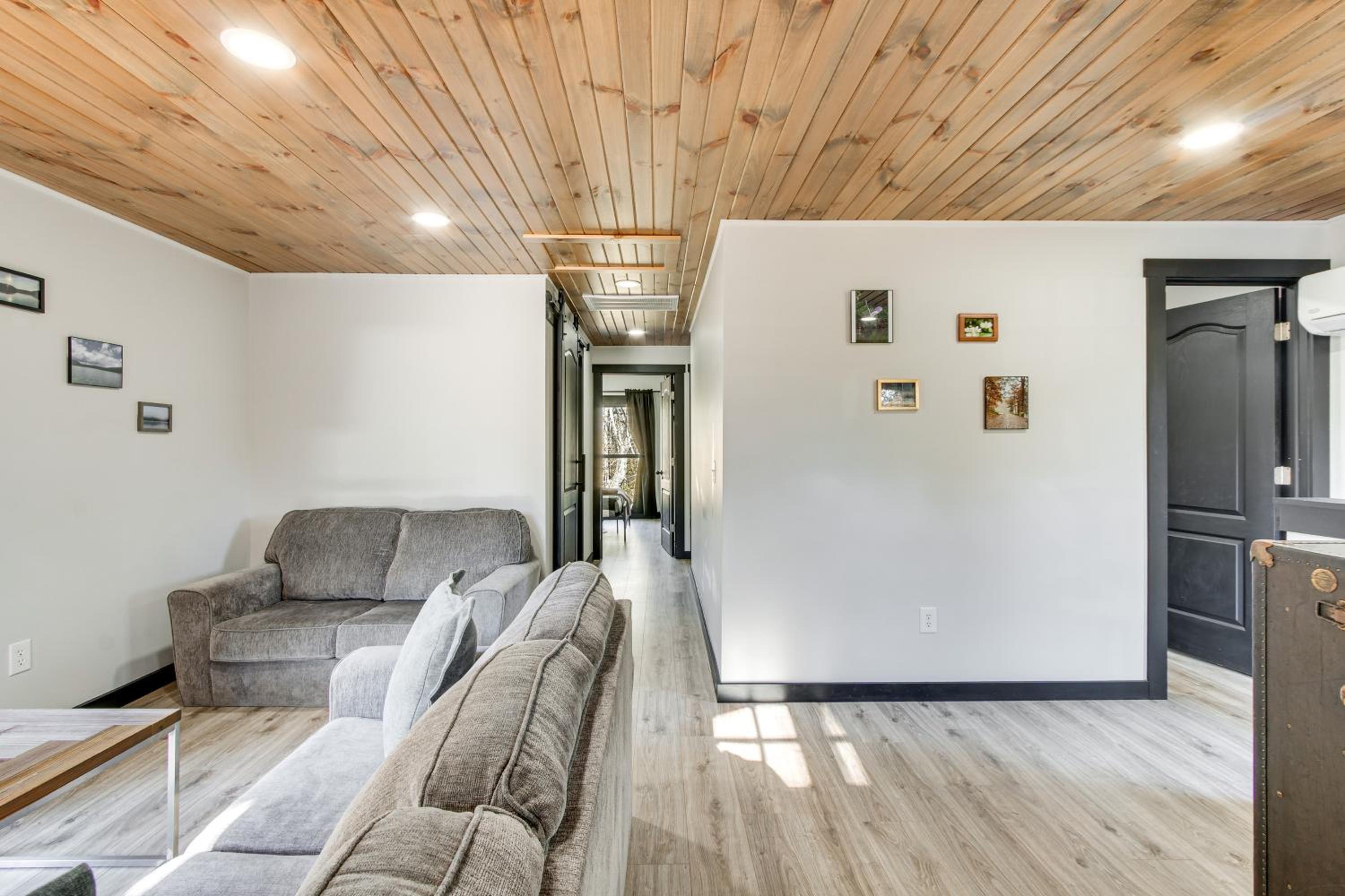 Chène Cottage Near Burr Oak Lake and Trailheads!