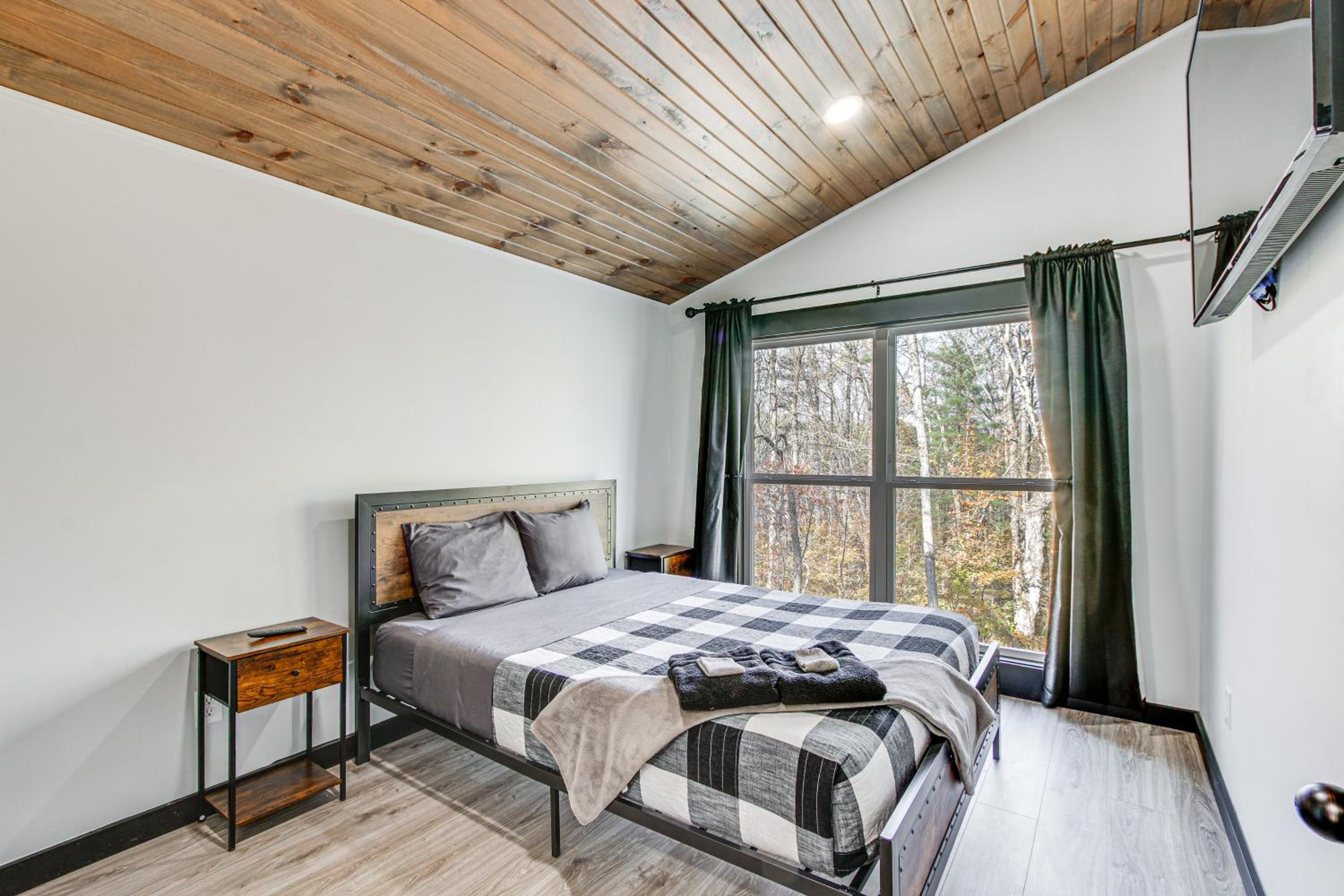 Chène Cottage Near Burr Oak Lake and Trailheads!