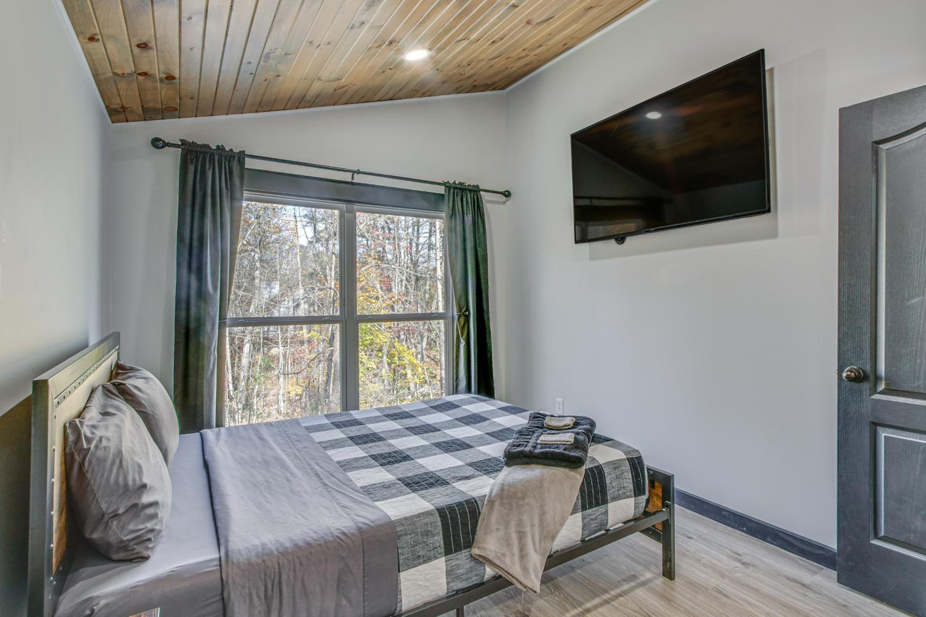 Chène Cottage Near Burr Oak Lake and Trailheads!
