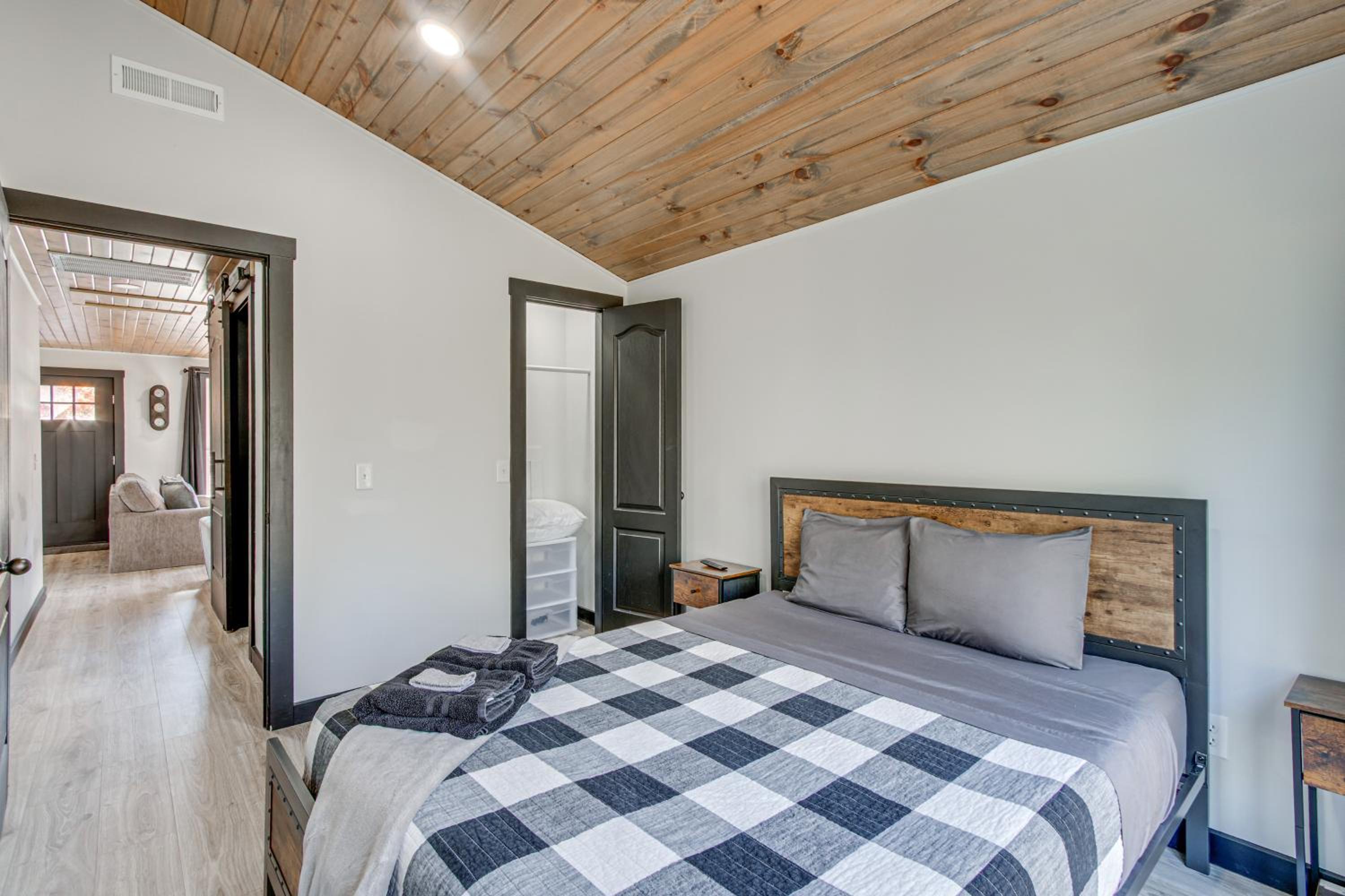 Chène Cottage Near Burr Oak Lake and Trailheads!